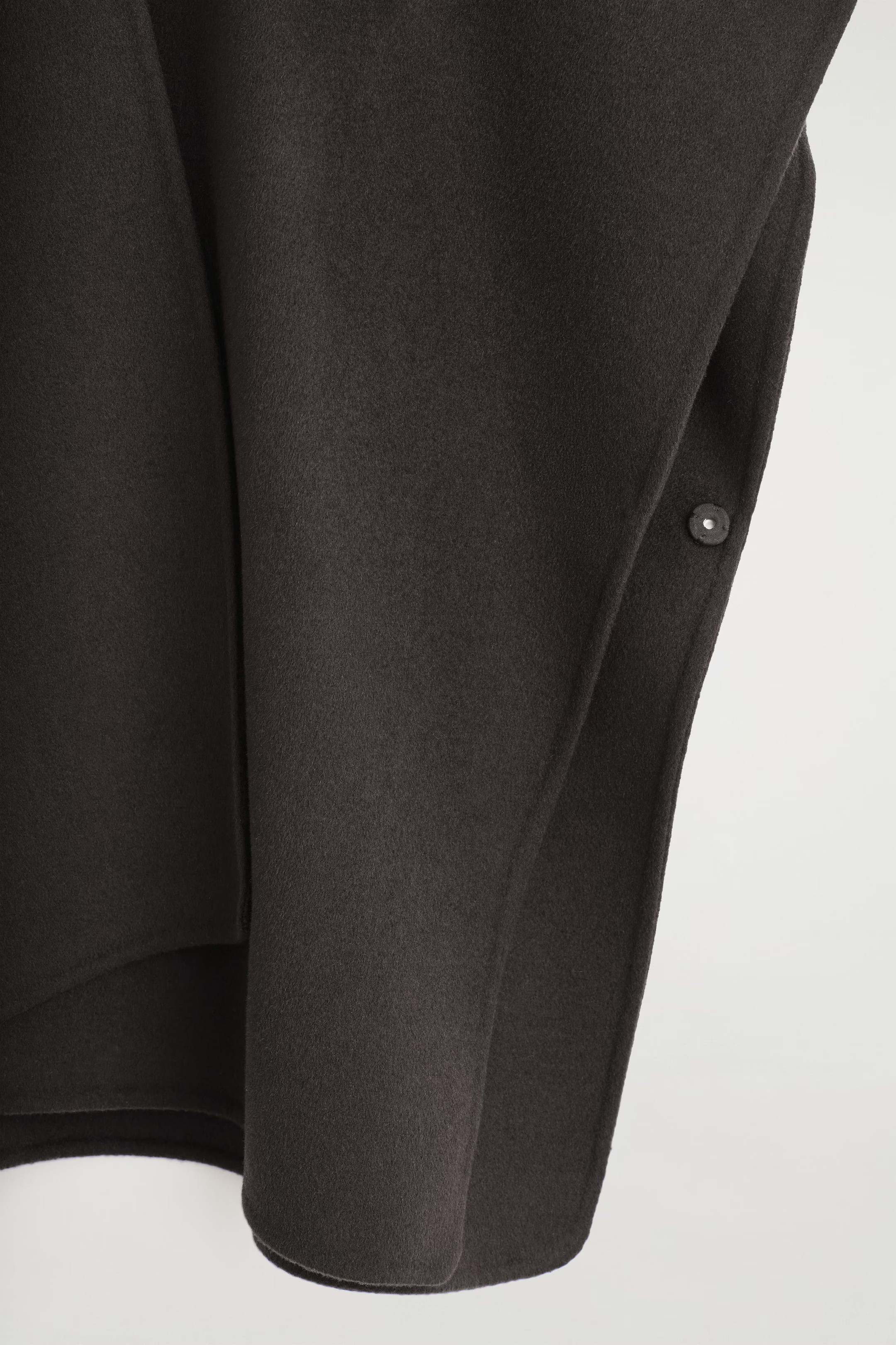 CAPA CON BUFANDA EN LANA DE DOBLE FAZ - MARRÓN OSCURO | COS ES | COS (EU)