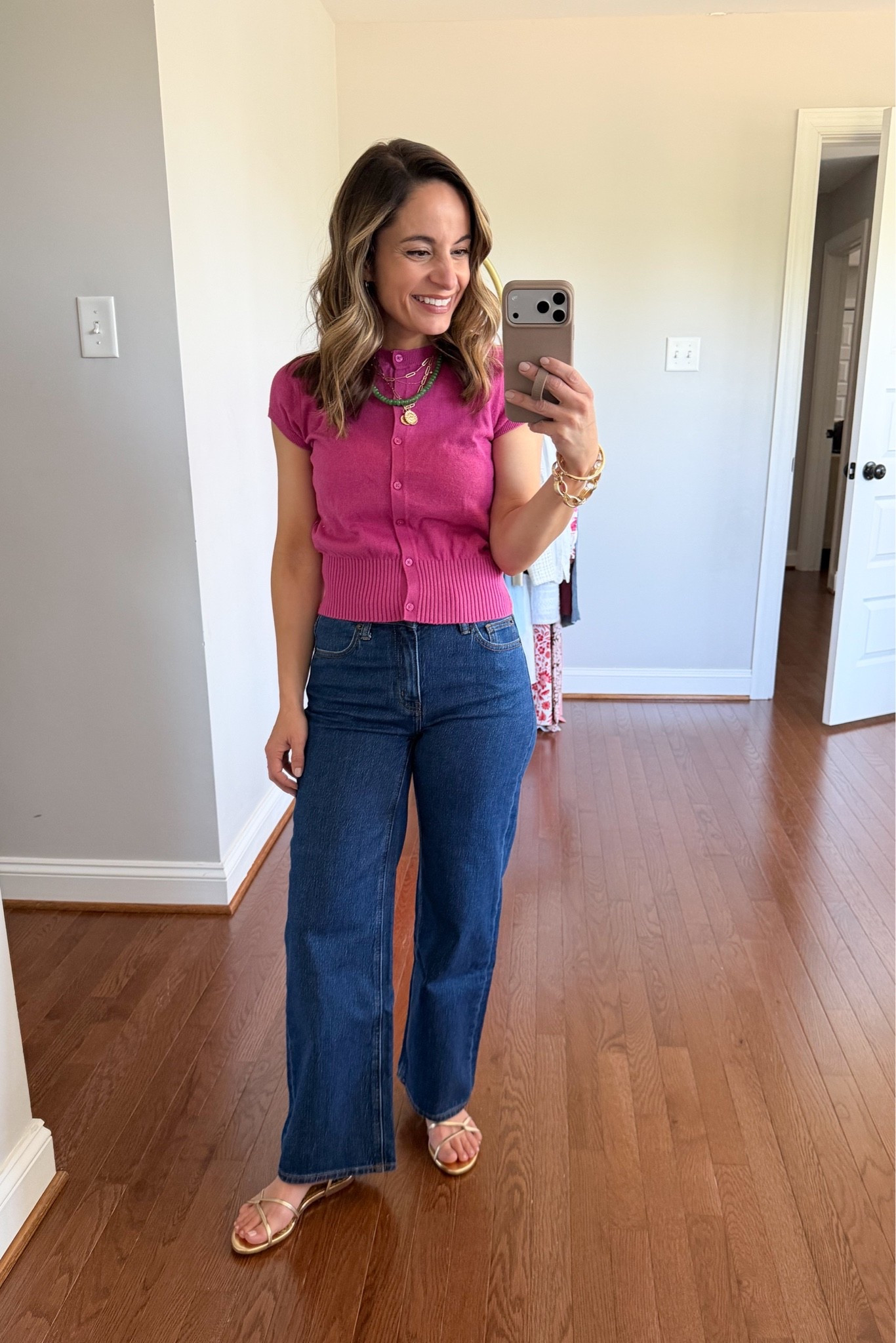 Another top you don’t need to tuck in 👏 

Top:  xxs 
Jeans: 24 extra short (26”) in obsidian blue 
Sandals: true to size