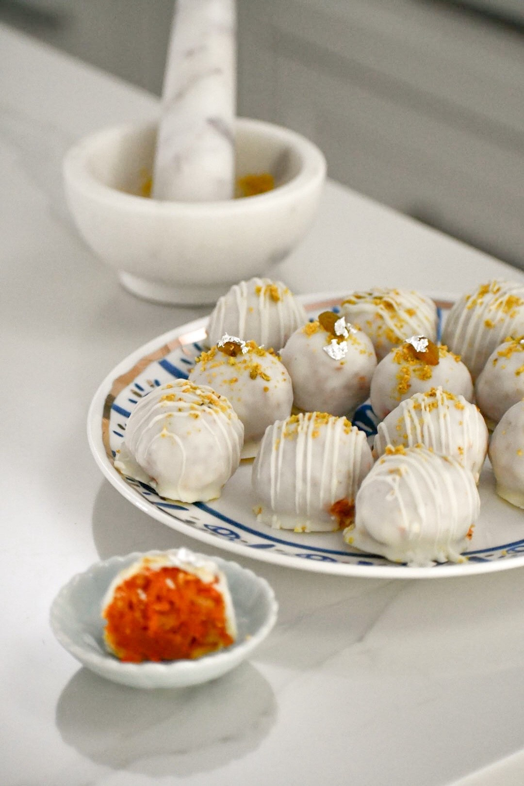 Edible silver leafing 