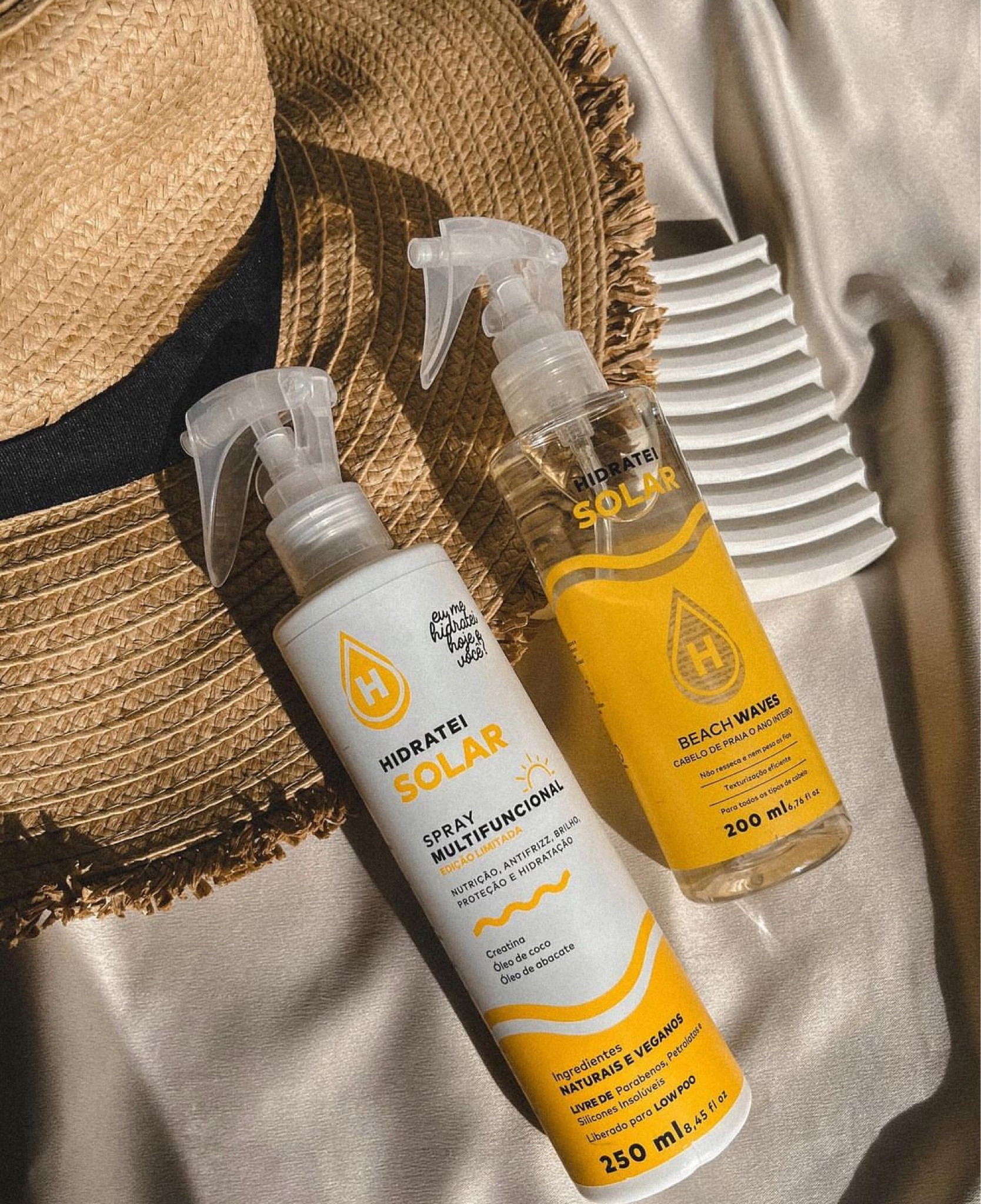 Resenha de hoje é de dois produtinhos da Hidratei, da linha Solar, a linha de verão.
A linha é composta de dois produtos, o Spray
Multifuncional e o Beach Waves.
O Spray Funcional é irmãozinho do Spray
Funcional da embalagem azul, tradicional da marca, um leave-in com proteção térmica, que hidrata e cuida dos fios. A versão amarelinha tem todos os benefícios que já conhecíamos, mas com proteção UVA/UVB, pra proteger dos danos causados pelo sol.
O Beach Waves é um produto muito legal, um spray texturizador para trazer ondas, volumes e movimento para os fios, bem estilo garota de Ipanema, fica um efeito lindo, e sem danificar o cabelo.
Os dois também possuem uma fragrância exclusiva, bem frutal, com cheirinho de verão mesmo!
Gostei demais dos dois produtos, achei que foi uma linha verão muito bem pensada, pois não são produtos que ficam parados no armário esperando o verão chegar, você pode usar o ano todo. ☀️

#LTKbrasil #LTKbeauty