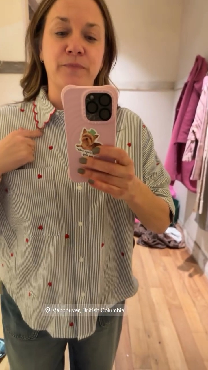 How cute is this top?! And these elasticated waste jeans are so fricking soft! I’m in the medium. In both.