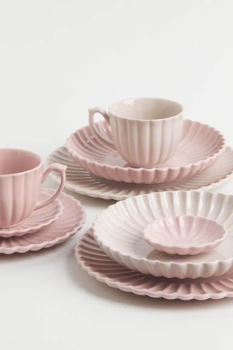 Small porcelain dish with fluted edges. Height 3/4 in. Diameter 4 in. | H&M (US + CA)