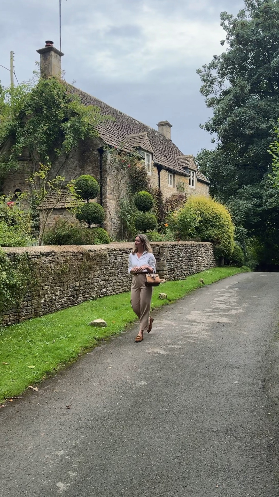 Preppy Autumn outfit Uk 🍂 White shirt & brown tailored trousers 🤎 Bag, shoes & belt: Fairfax & Favor

Autumn 2024, Autumn outfits UK, Autumn capsule, Country outfit, country chic, White shirt, white button up shirt, wide leg trousers, old money style women, preppy style, preppy outfits, preppy fall

#LTKuk #LTKautumn #FashionMonth