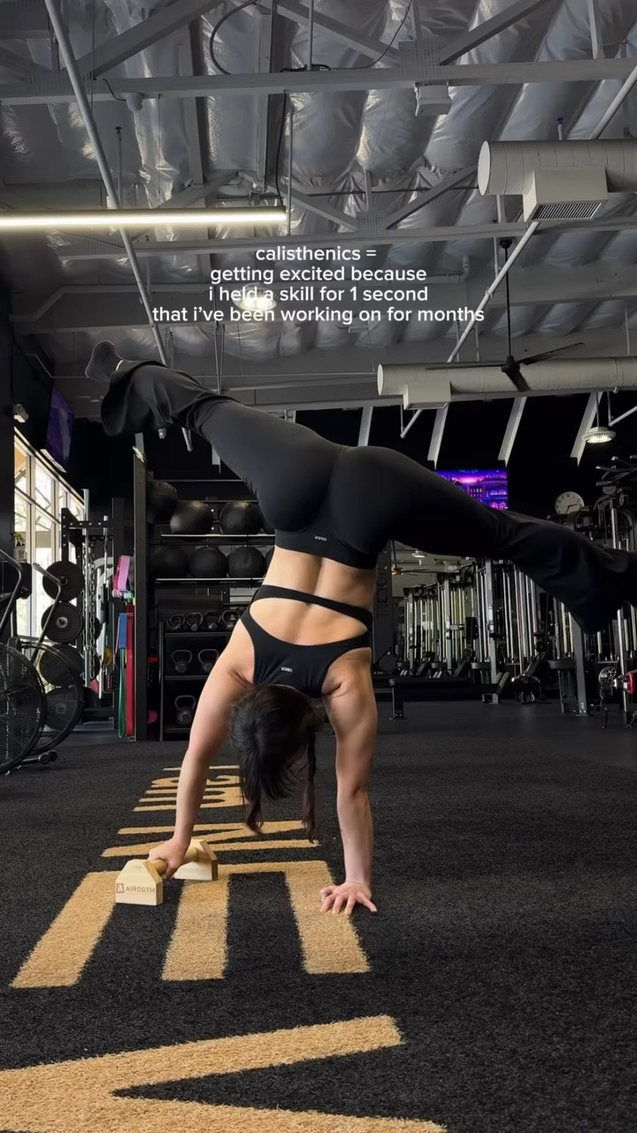 One arm handstand is getting closer i can feel it lmaoo. I AM soliciting advice btw if you have your OAHS please give me your best tips. Calisthenics is so humbling but most people stop practicing it after a bit because it takes TIME and CONSISTENCY to make the smallest progress sometimes so you have to love the process just as much as you love the outcome. And don’t stop doing drills - EVER.

#oahs #onearmhandstand #handstand #calisthenics #calisthenicstraining