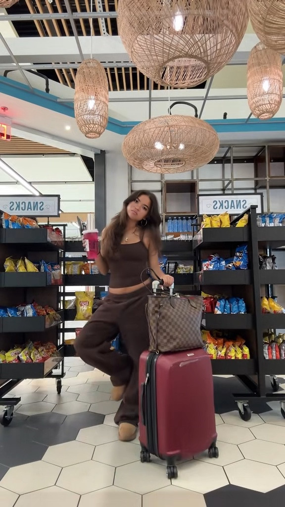 Airport fit 
Top is xs 
Sweats are a medium! 