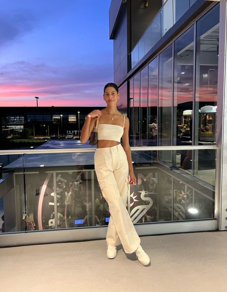 sunsets on gamedays >> 💗☁️⚽️

Cream ribbed top - revolve
cream cargo pants - grey bandit (code: KYRA15)
White sneakers: Reebok
purse: Louis Vuitton pochette accessory 
gold jelwery: cuffed by nano and princess Polly 