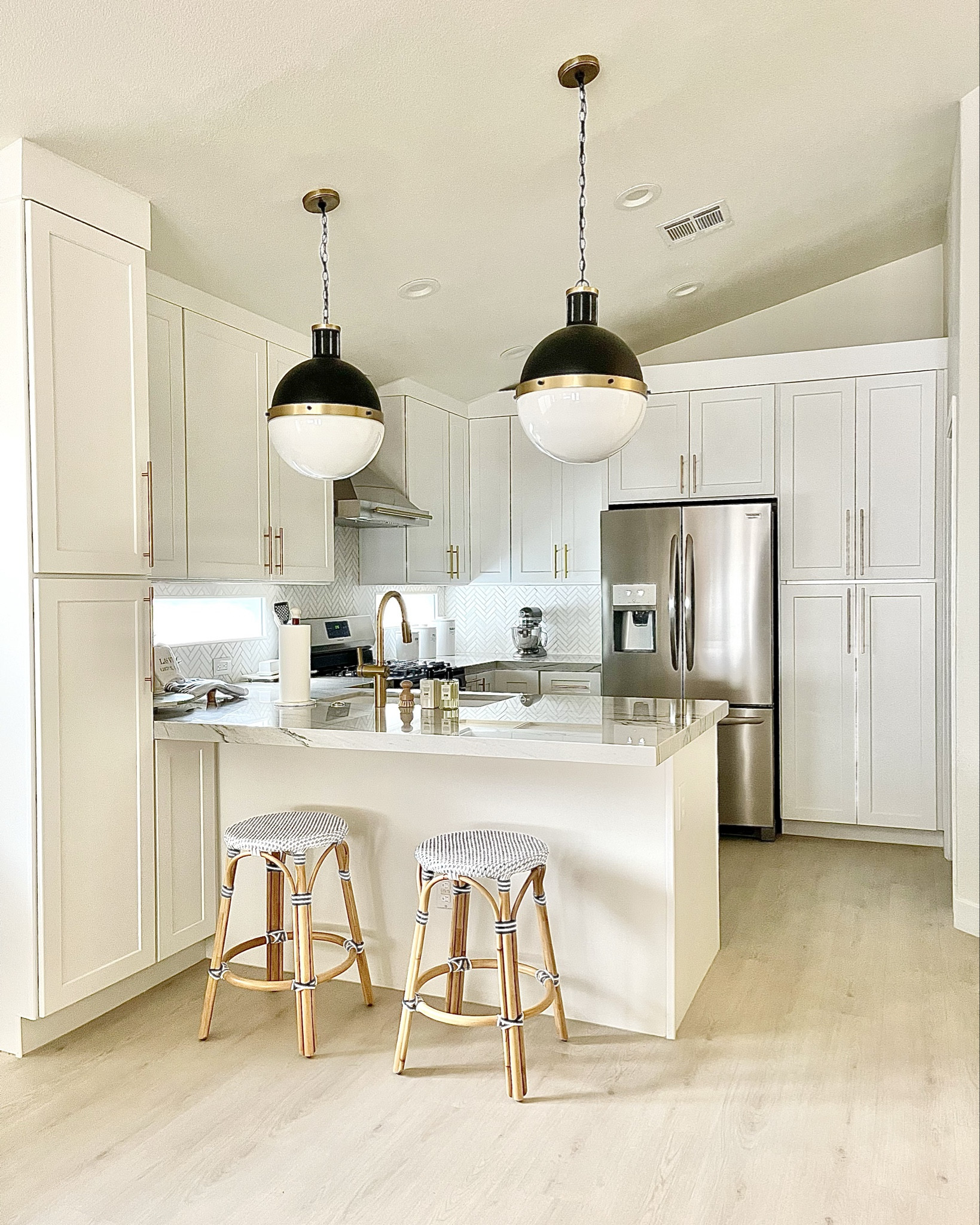 Bistro 🥖 Kitchen

Fresh out of the oven, this little kitchen got a big makeover. Keeping all of my clients appliances, except one, the microwave. The bistro pendants and counter stools make this a cozy little spot with so much more storage. Swipe ➡️ for the before! 

#bistrokitchen #smallkitchen #kitchentransformation 

#LTKhome