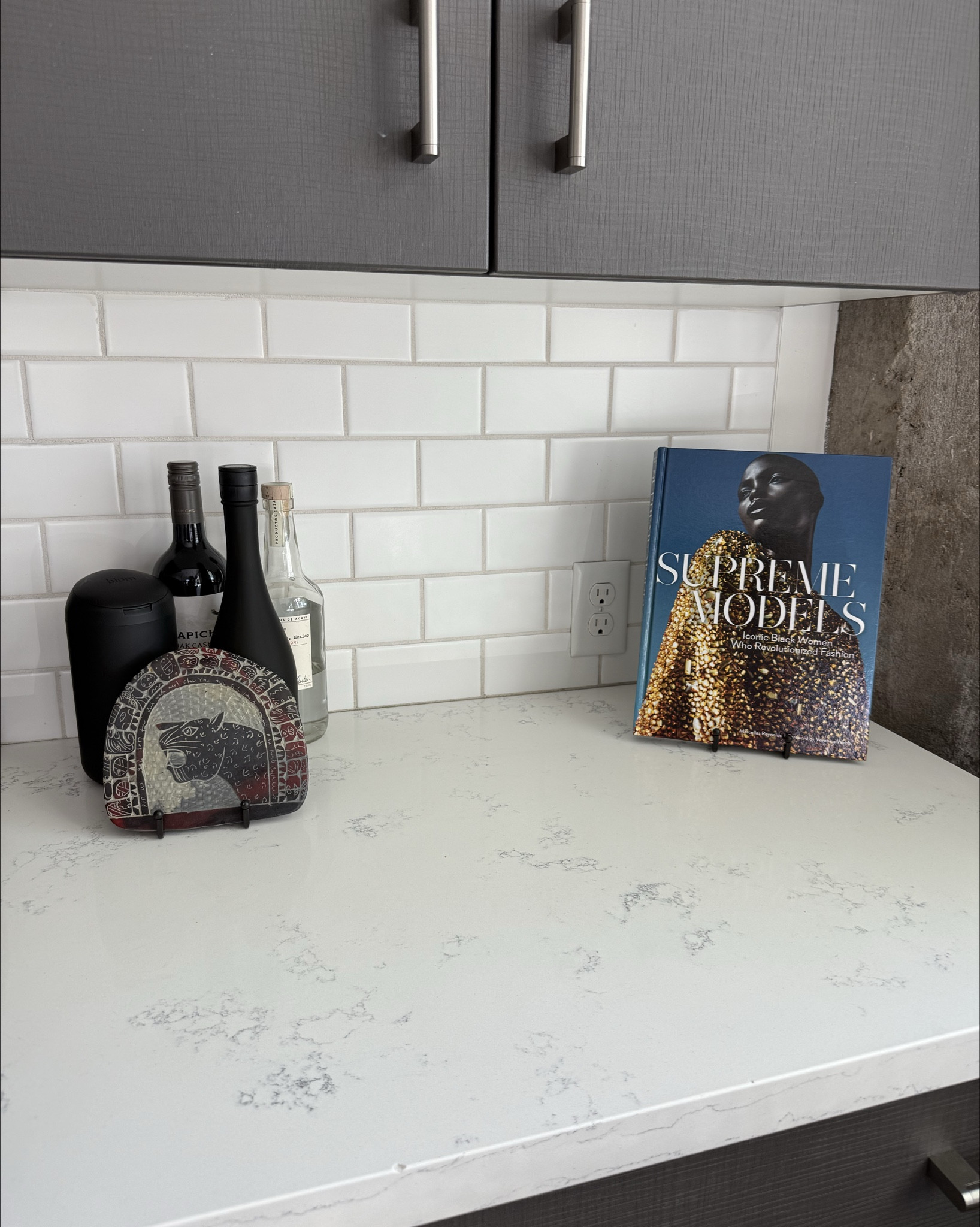 currently playing with my afrominimalist style 😏✊🏾🌍 ever since reading christine platt's book. 

now I'm focused on finding subtle ways to pay homage to my ancestors.

also ya'll should check out boom all purpose wipes. i'm always reaching for them for quick kitchen clean ups. 🧽🫧

#LTKFindsUnder50 #LTKHome