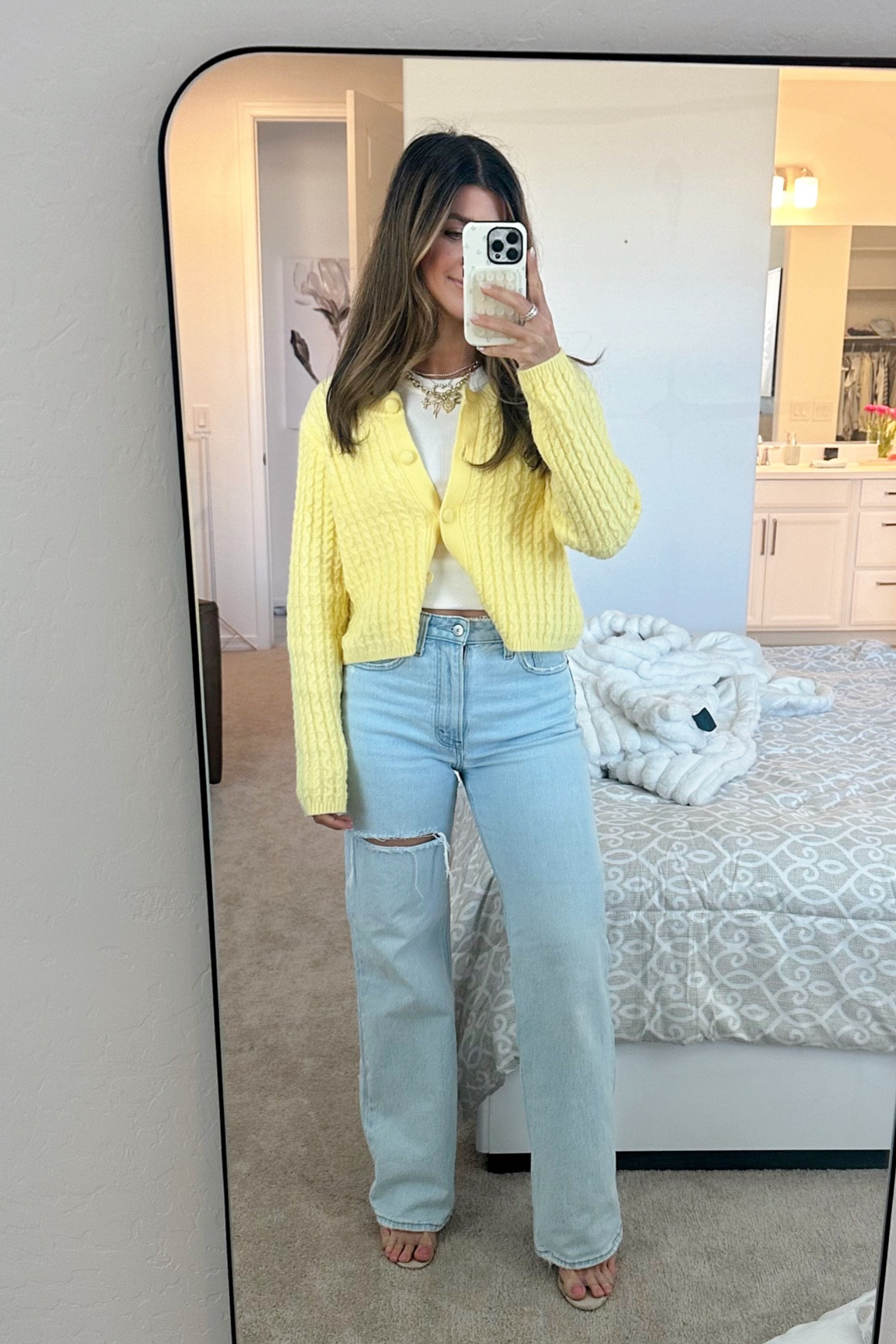 Brunch ootd! Love a spring knit💛🌼🍋🌻💐💞 

Cardigan size M
Jeans curve love size 25 regular 
Tank xs