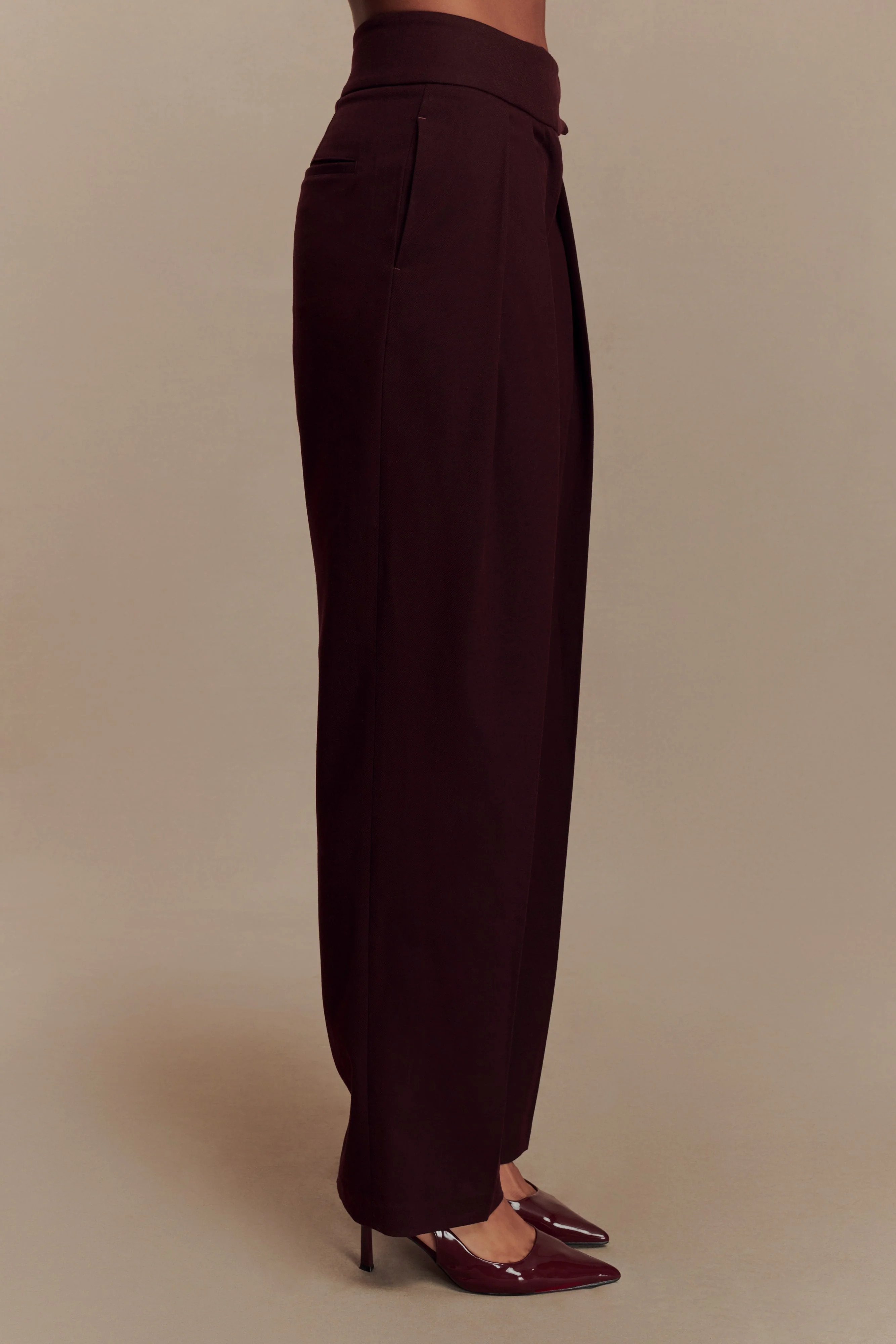 Penelope Pleated High Waisted Pants - Mahogany | MESHKI US