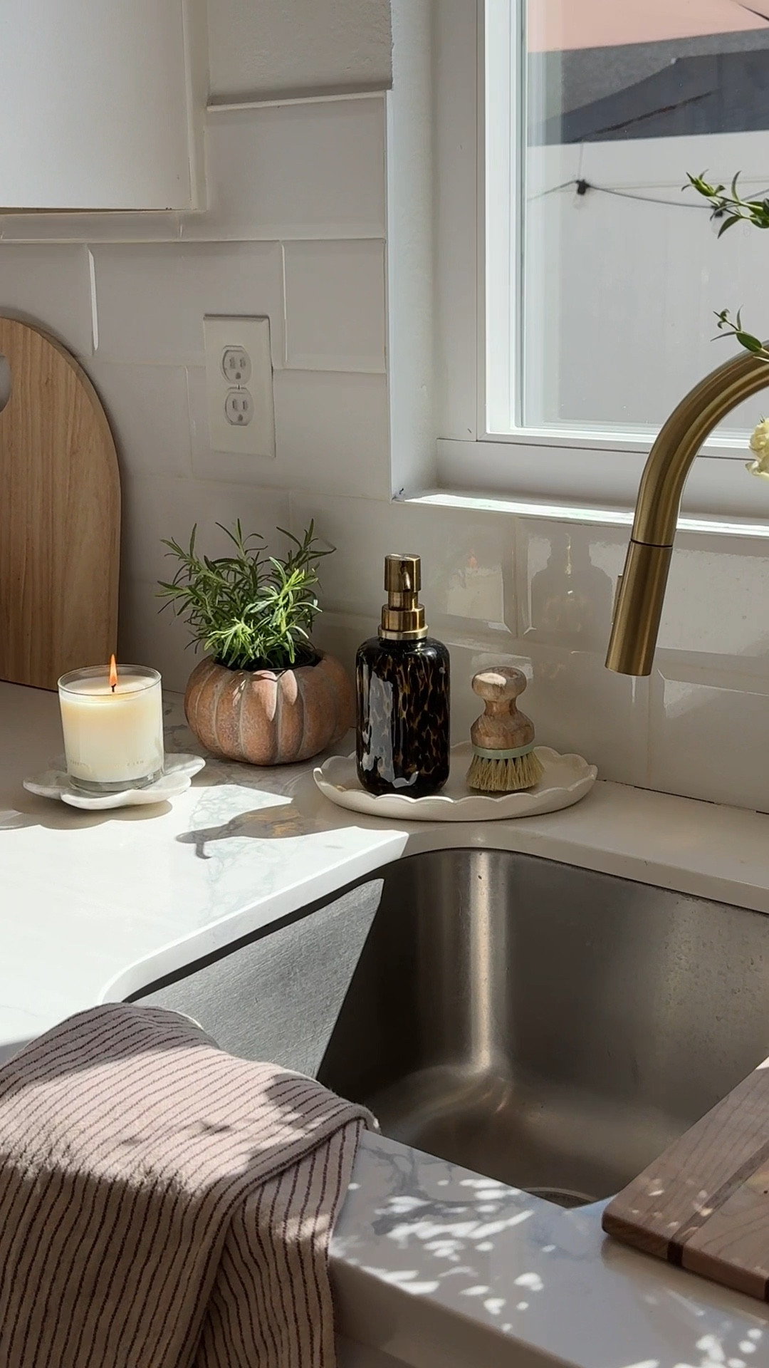 Kitchen counter decor, kitchen sink, kitchen decor, kitchen organization, sink organizer 

#LTKStyleTip #LTKFindsUnder50 #LTKHome