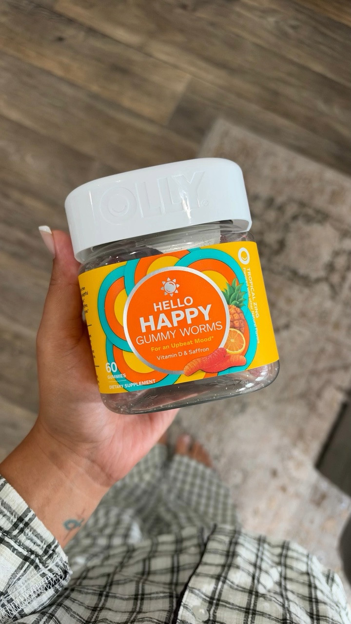 I’m in my funky mood because I lost my camera and tried this gummy worms from @ollywellness to upbeat my mood! They also have for kids