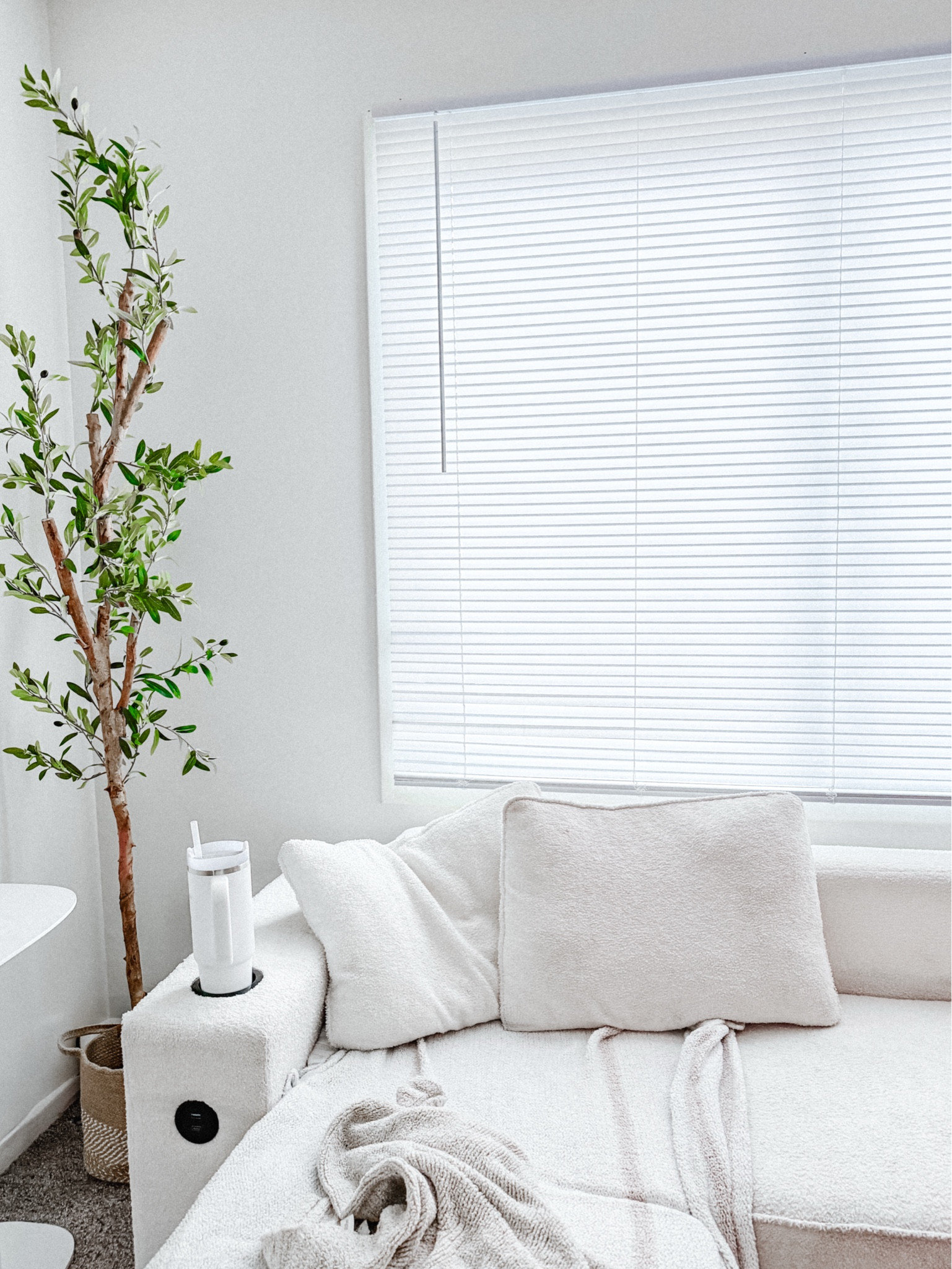 earthy organic aesthetics 🌿🪵⛅️>> 
#livingroom #couch #livingroomdecor #olivetree #winterdecor #bouclecouch #sectional #cozyhome #modernorganic #earthytones #minimalisthone

#LTKHome