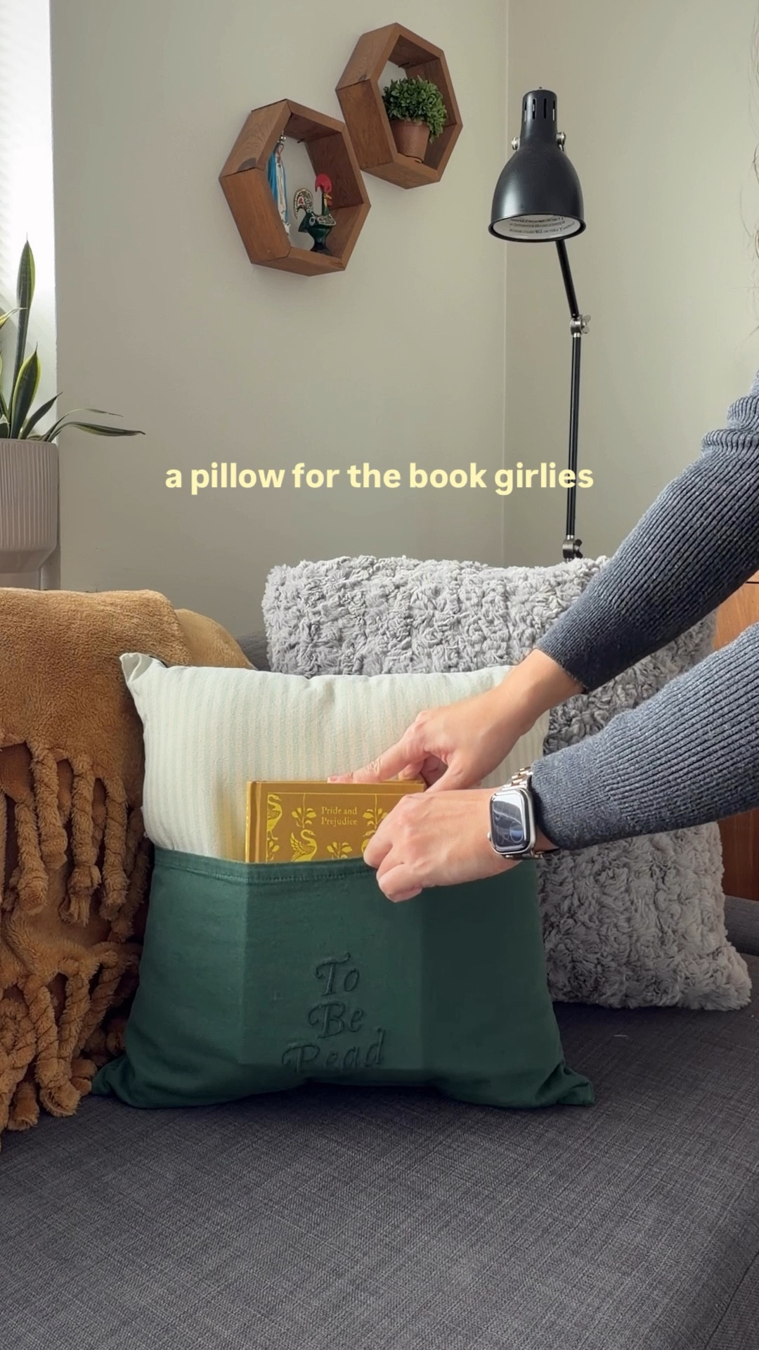 all pillows need kangaroo pouches now 🤣🙌

in case the books around my apartment didn't already scream "a reader lives here," THIS just really makes it undeniable lol

pillow from @indigo
#readerlife #bookpillow #bookdecor