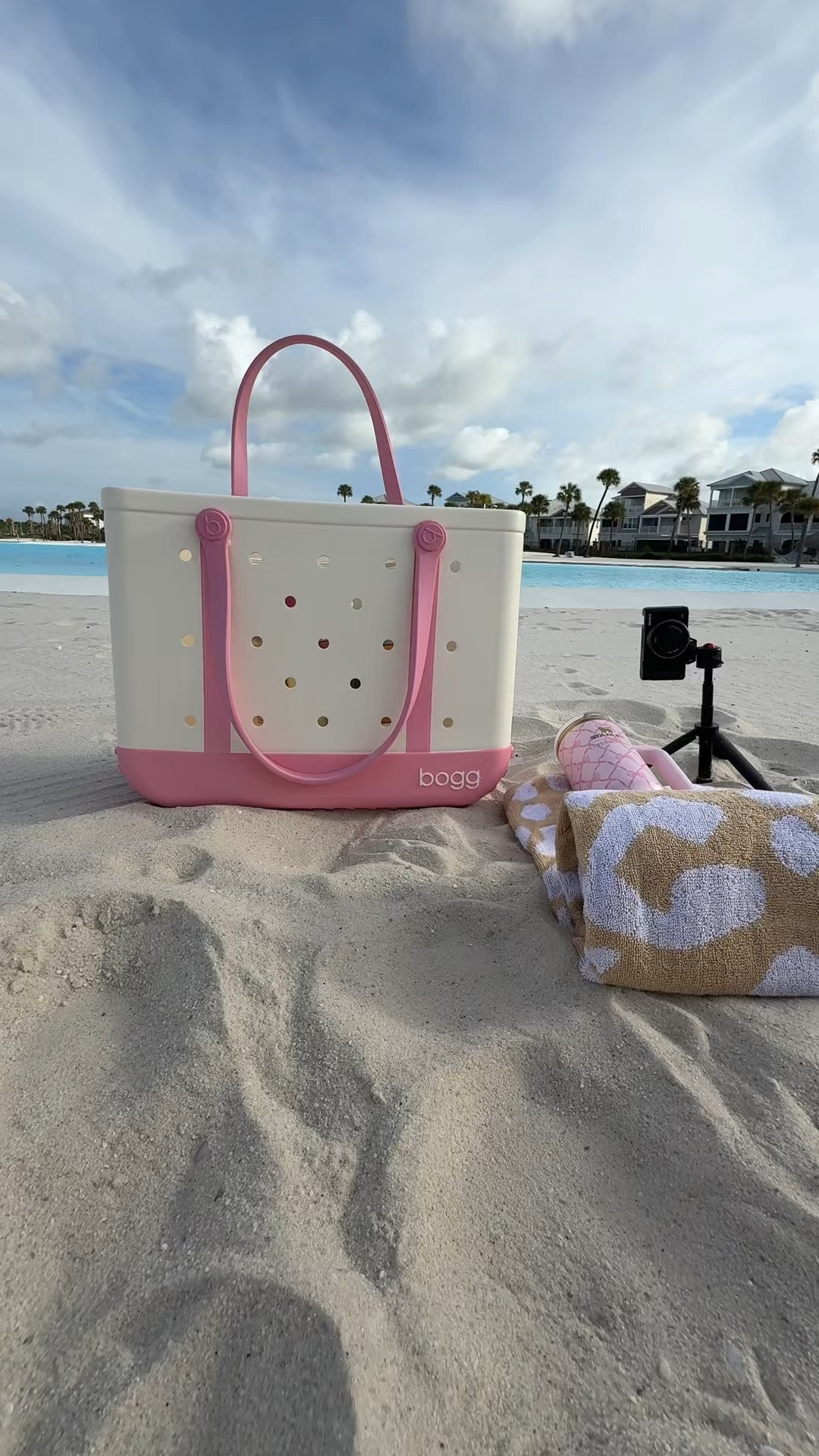 I carry way too much stuff to be digging around the bottom of a bag looking for one little thing. 😩 Give me ONE big bag and a place for all the small stuff. The little clear organizers are what really got my attention on this setup. Cute + actually useful will win me over every time. 🩷

#beachbag #baglover #summeressentials #fashionfinds