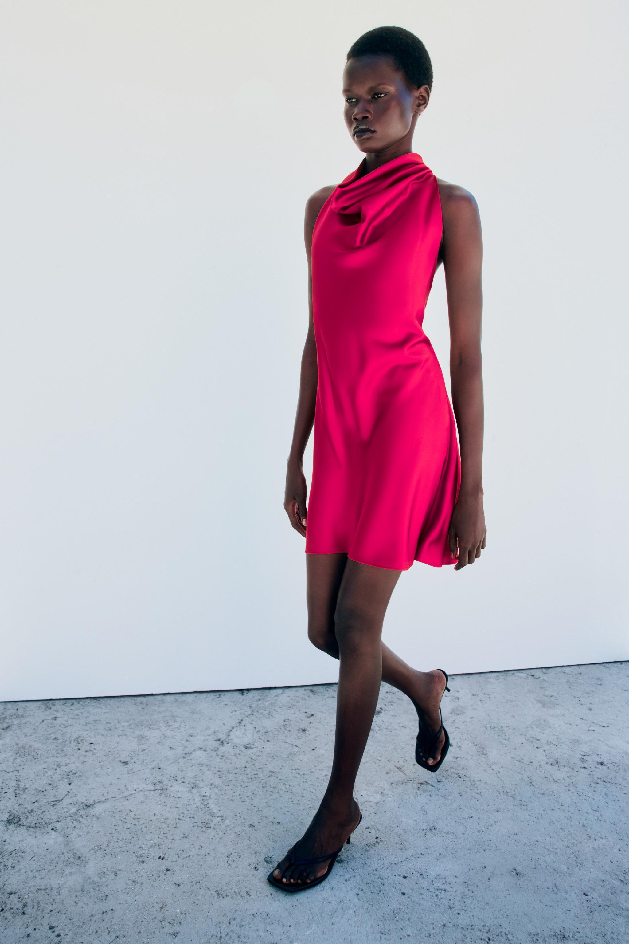 Short halter neck dress. Open back with spaghetti straps and gold-toned ring details. | Zara US