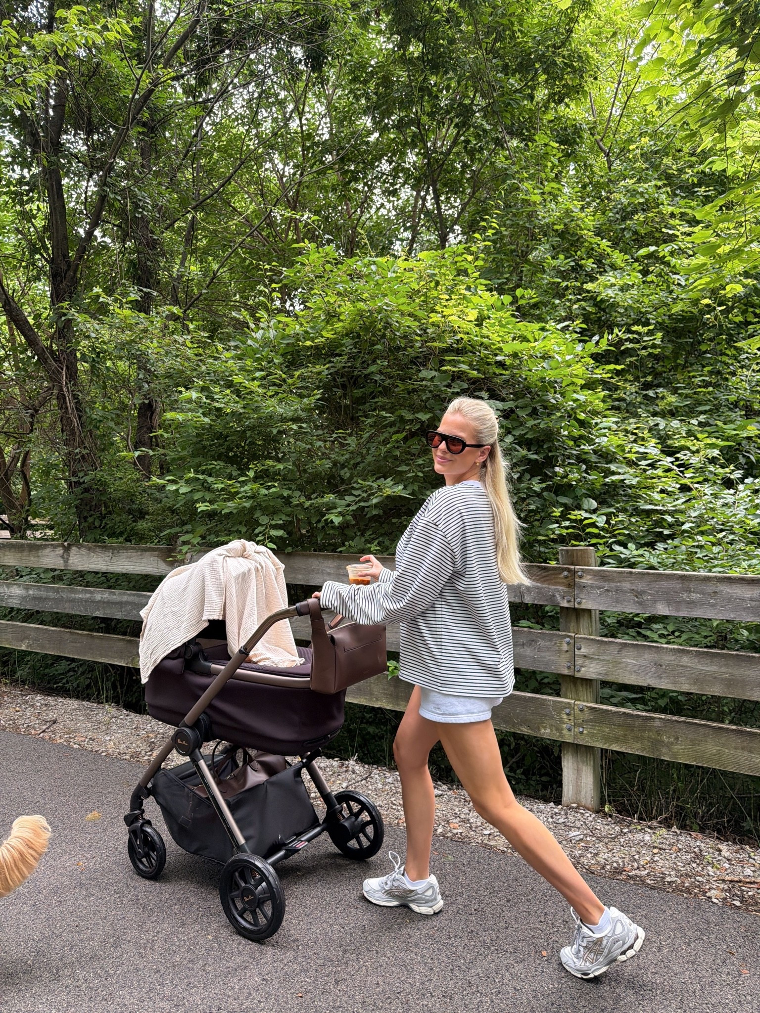 SIZE: small in top, med in shorts, shoes run tts! #kathleenpost

Postpartum outfit, loungewear, comfy chic outfit