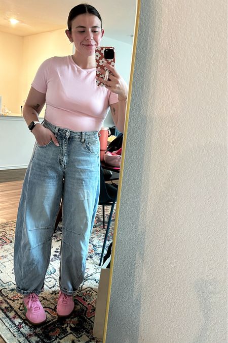 I’m obsessed with these pink pumas if you couldn’t tell 🤪
Shirt: M
Jeans: 6 
Shoes: 7.5
I’m roughly 5’4” and ~140lbs