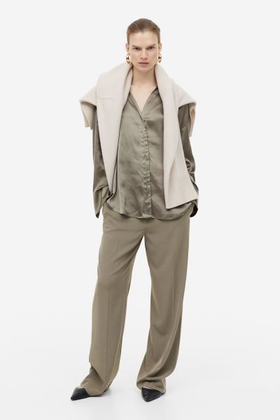 V-neck blouse - Cream - Ladies | H&M GB | H&M (UK, MY, IN, SG, PH, TW, HK)