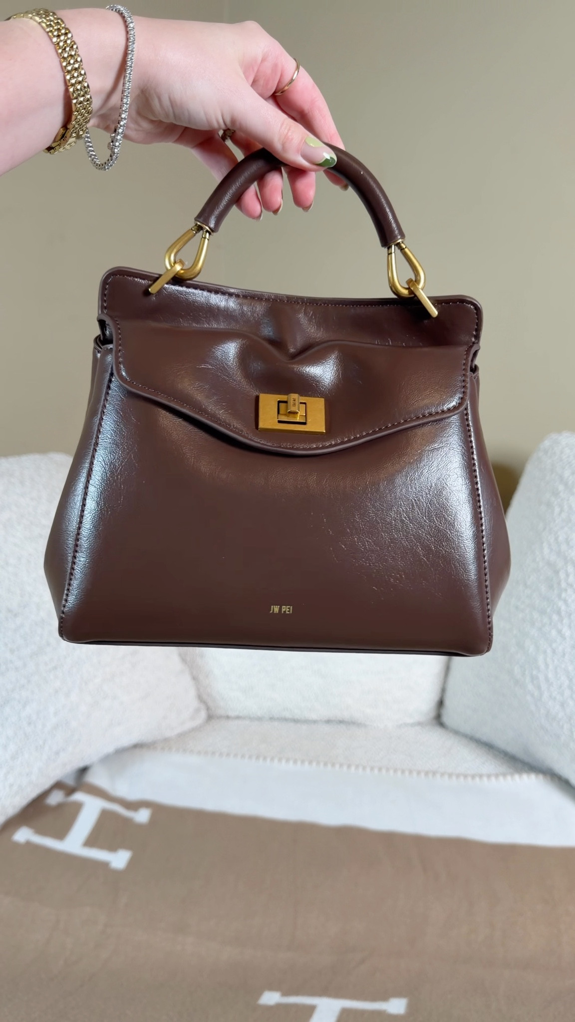After seeing the JW Pei Lucia bag Anne Hathaway carried for the Devil Wears Prada 2 press tour, I knew I wanted it in my collection 😍 Comment SHOP & I’ll dm you the link ♥️

She may have sold out in black (although you can preorder it now) 

The Lucia bag is so simple and chic! I love how the flag is just a bit too long making in scrunch up a little on top. Little details like that make bags exciting!

I am carrying it with the flap open and tucked in, just like people are doing with the Coach Chelsea! It’s such an effortless fun look ♥️

I already buy too much Longchamp Coach and Coach outlet, so I need to get offline 😅 #annehathaway #jwpei #devilwearsprada #devilwearsprada2
