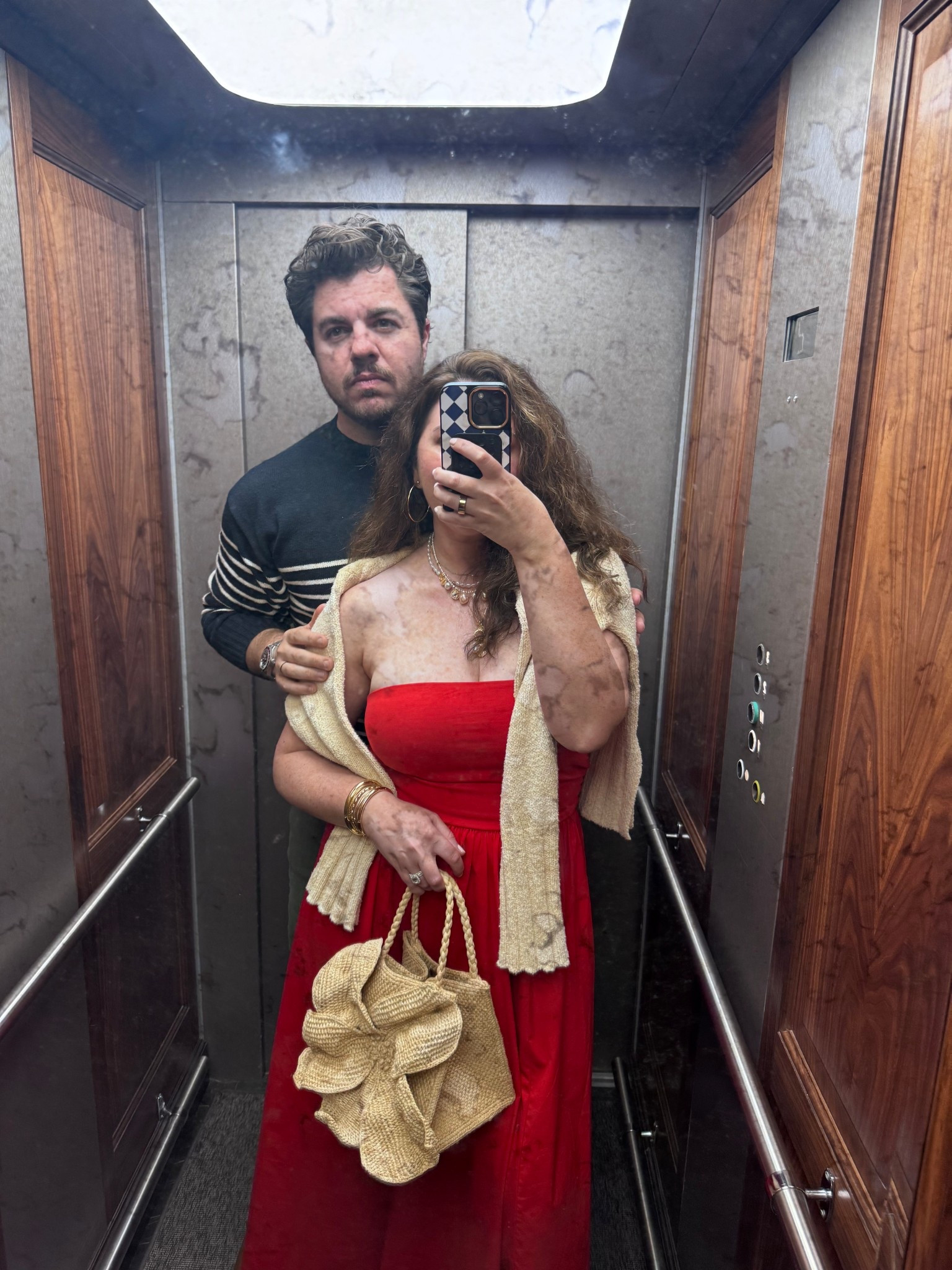 Dinner look! No that’s not a bad spray tan, it’s mercury glass 🤣