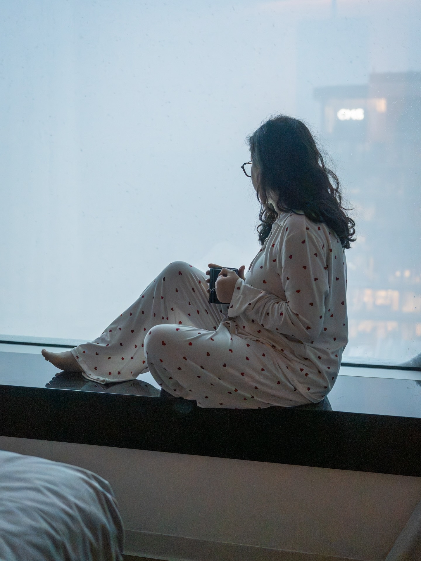 Qui a dit que le dimanche devait être productif ?
En ce moment, mon énergie est un peu en dents de scie (hello le SPM 🙈), alors j’ai décidé d’écouter mon corps et de ralentir.
Pour moi, ça passe par des choses simples :
lire quelques pages, prendre soin de ma peau, faire mes ongles… rien d’extraordinaire, juste ce dont j’avais besoin.

👉 Et toi, comment tu prends du temps pour toi quand tu sens que l’énergie baisse ?

#LTKFashionMonth #LTKstyletip #LTKgiftguide