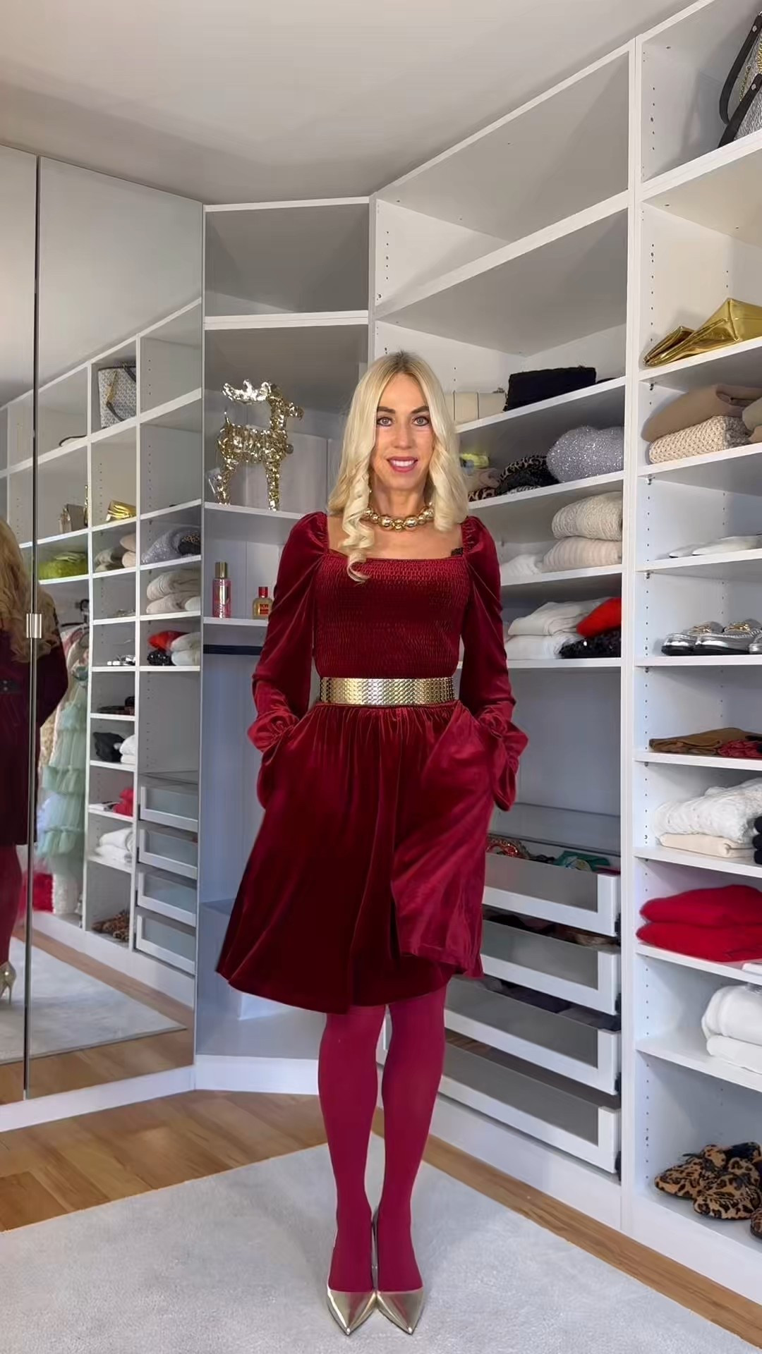 ✨ Festliche Winter-Outfits für die Feiertage ✨

Ich präsentiere stilvolle Holiday Looks, die Eleganz und Wärme perfekt verbinden. Von festlichen Kleidern über karierte Kleider modern gestylt – auch in Kombination mit Hose bis hin zu schönen, warmen Strickpullovern, die ideal für die Weihnachtszeit sind.

Diese Outfits sind perfekt für Weihnachtsfeiern, Familienfeste, Holiday Dinner oder entspannte Festtage zu Hause. Besonders wichtig war mir, Looks zu zeigen, die komfortabel, vielseitig kombinierbar und gleichzeitig edel wirken.

Karierte Kleider sorgen für einen zeitlosen Winter-Look, während kuschelige Strickpullover Wärme und Stil vereinen. Alle Teile lassen sich sowohl elegant als auch alltagstauglich stylen – ideal für die gesamte Feiertagssaison.

#Feiertagsoutfit #HolidayLook #WinterOutfit #FestlicheMode #KariertesKleid #Strickpullover #Weihnachtslook #WinterStyle 

#LTKwinter #LTKdeutschland #LTKeurope