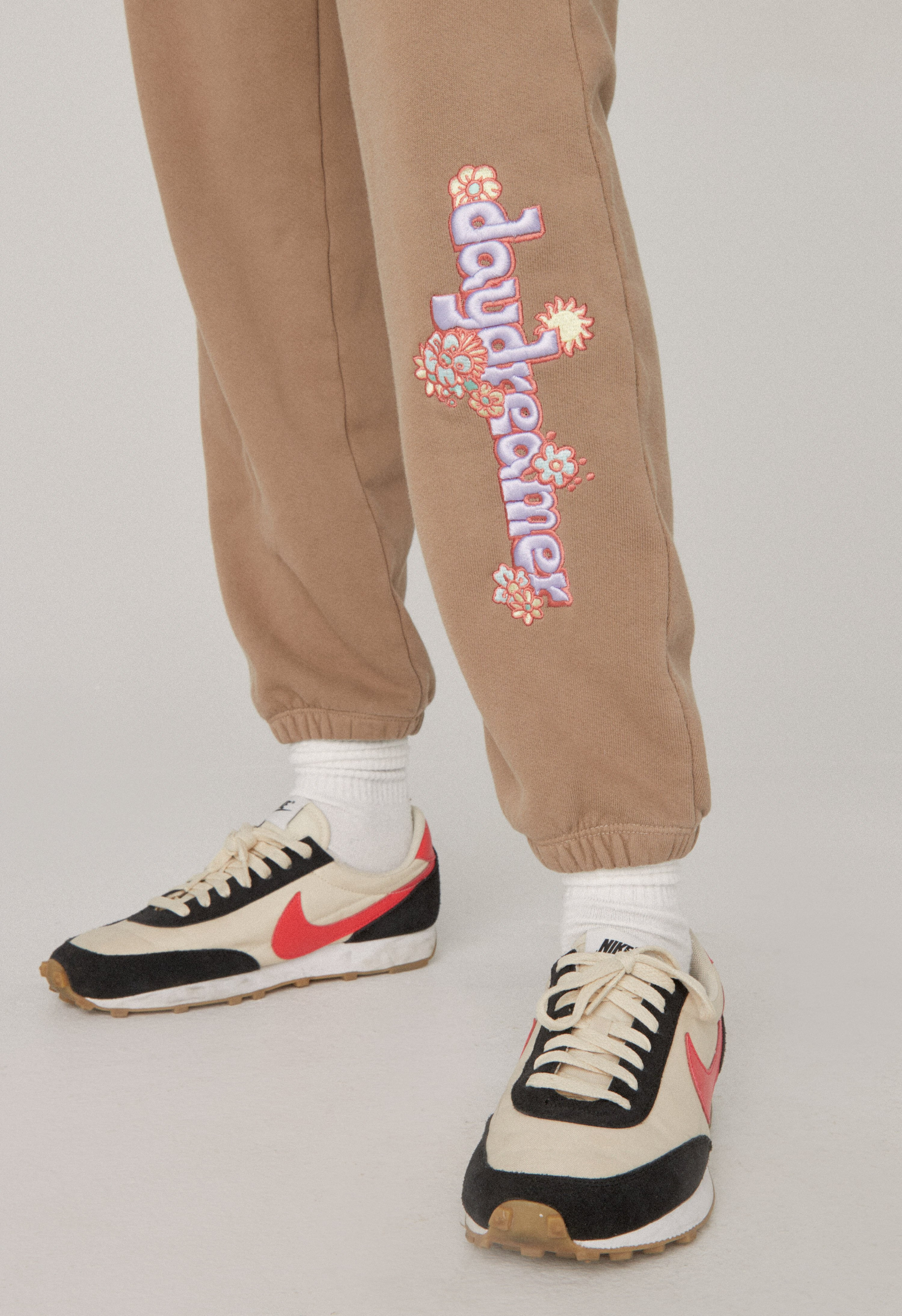 Daydreamer flower logo boyfriend sweatpant in taupe | Daydreamer