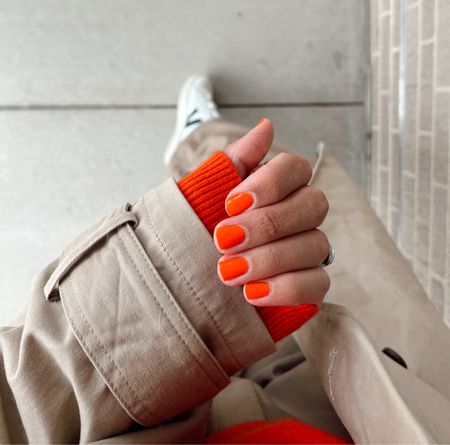 Orange + non-toxic nail polish? Yes please. 
#spring #springfashion #springstyle #orange #bright #nailpolish