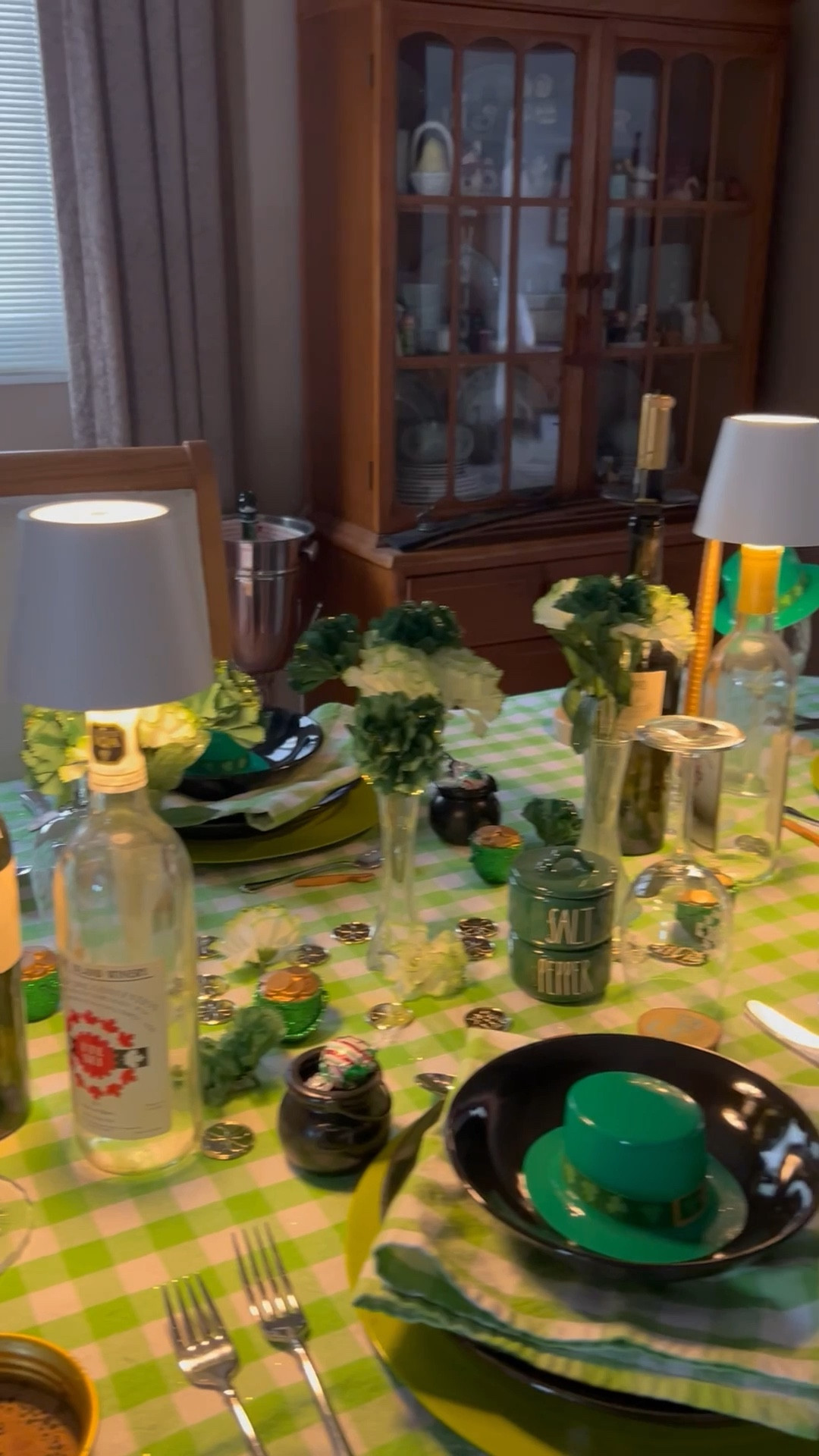 Setting the perfect St Patrick’s Table using wine bottle accessories 
