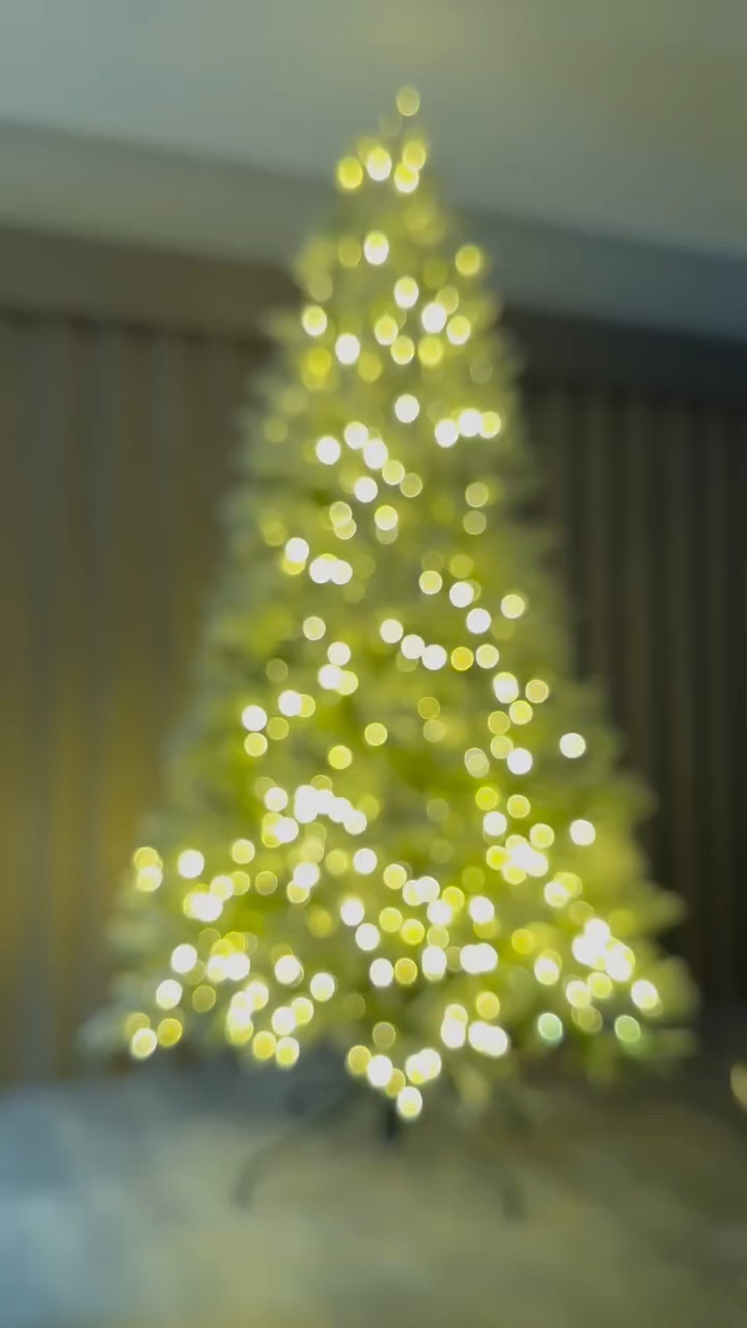 Cómo ponerle luces al árbol de navidad!? 🎄✨


#LTKHoliday #LTKHome