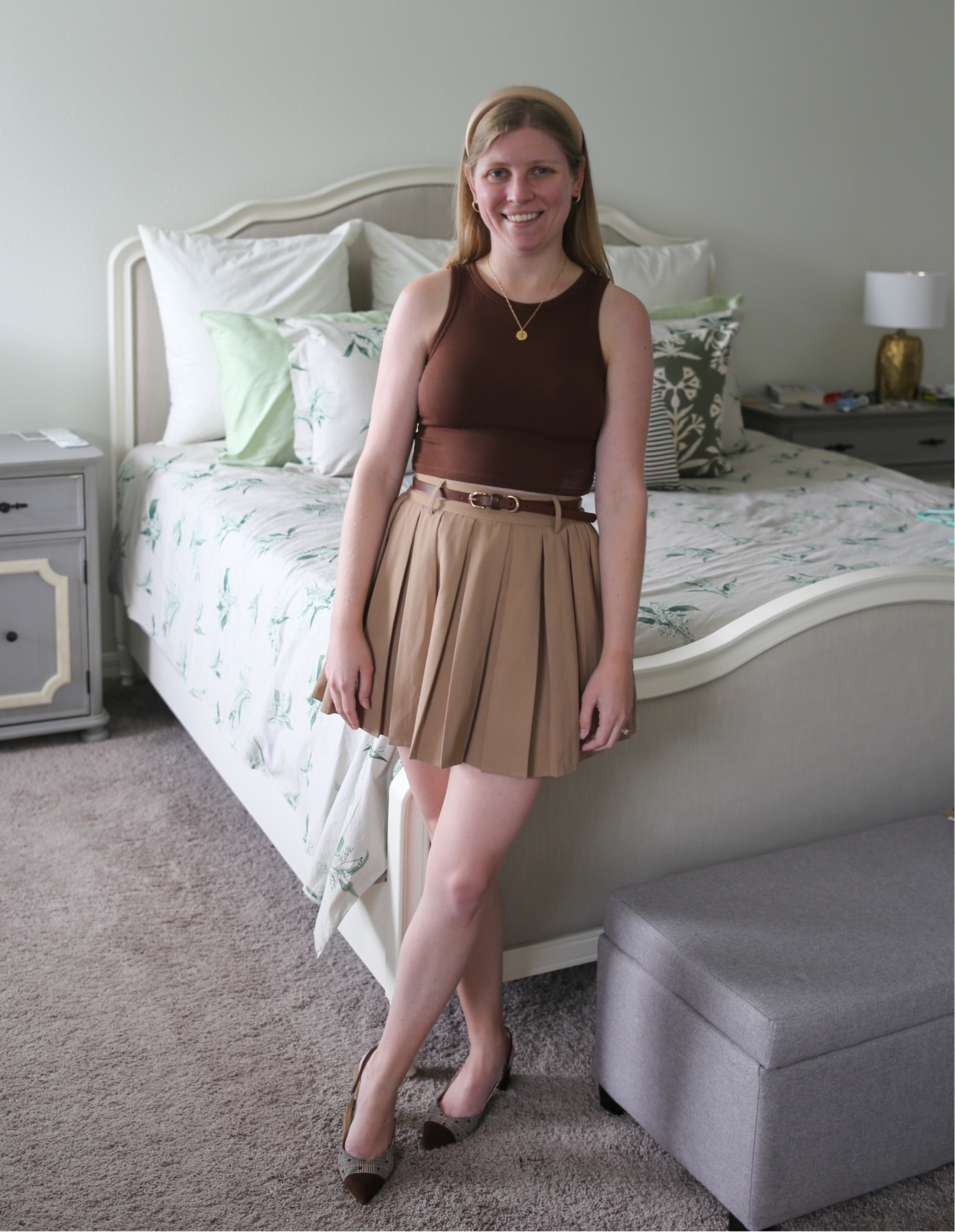 Monochrome fall outfit for Florida. How to style a miniskirt in autumn  
