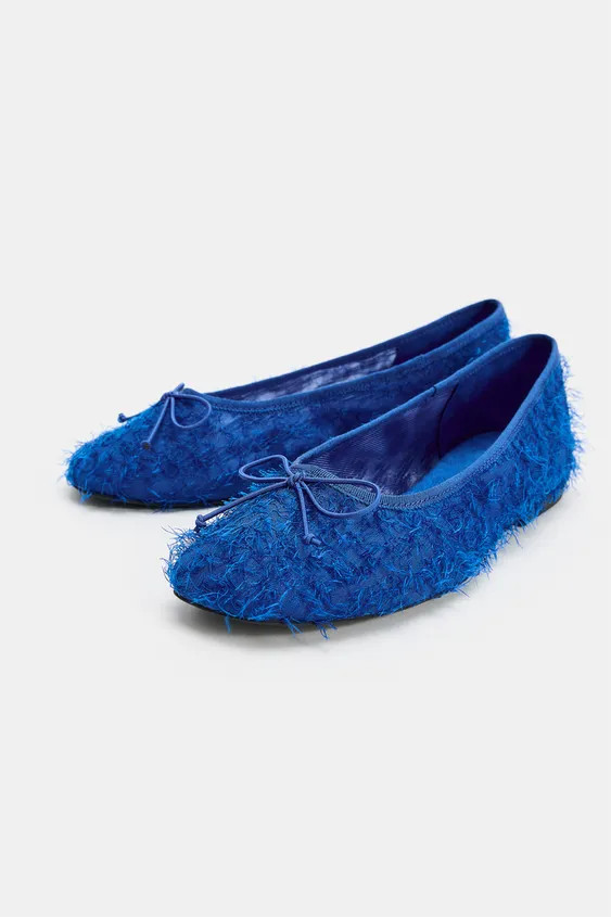Textured fabric ballet flats. Features a bow detail on the front. Round toe. Sole height: 0.4 inc... | Zara US
