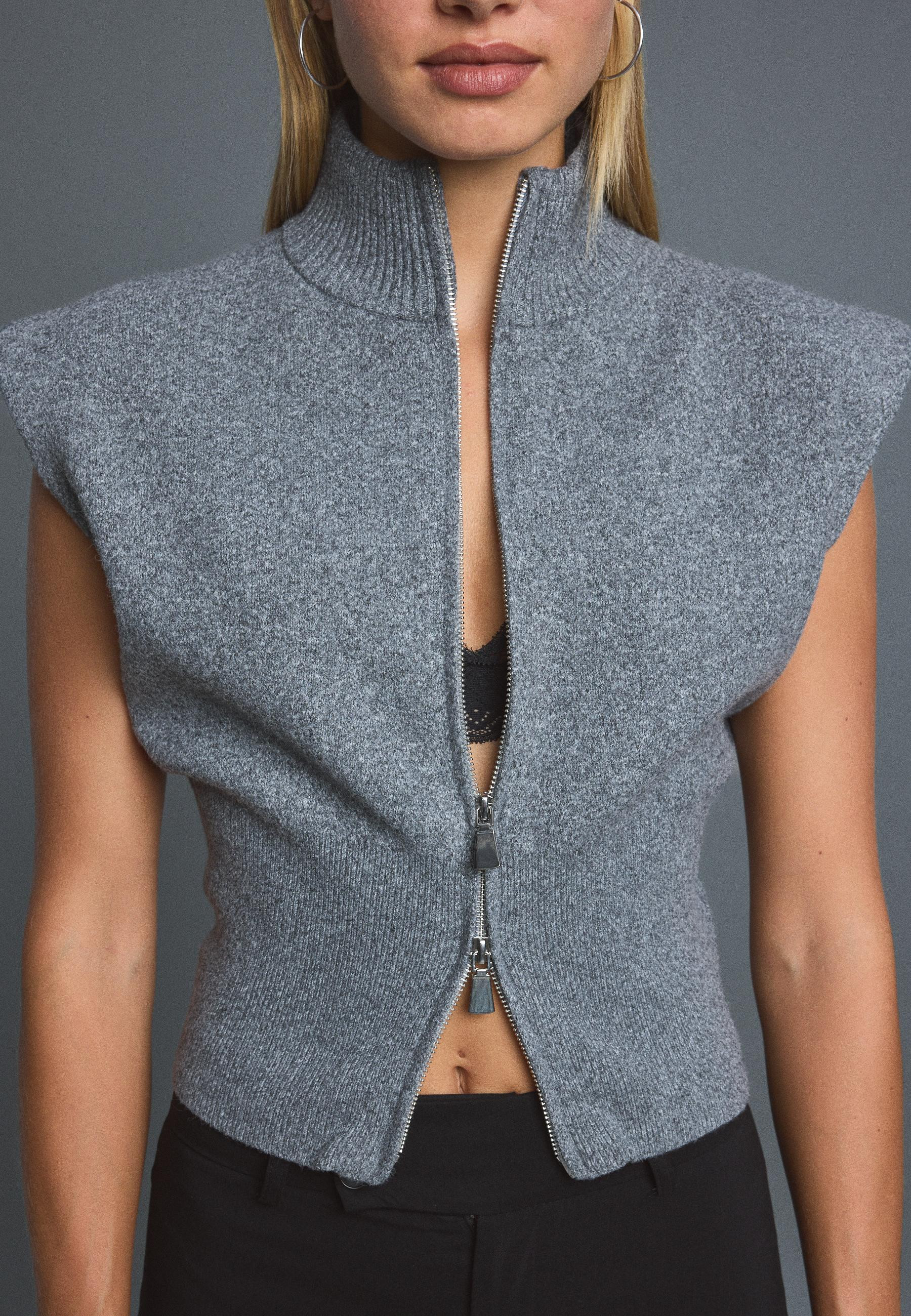 Stradivarius Strickweste mit Schulterpolstern und Reißverschluss  Eisfarben S | Stradivarius DE
