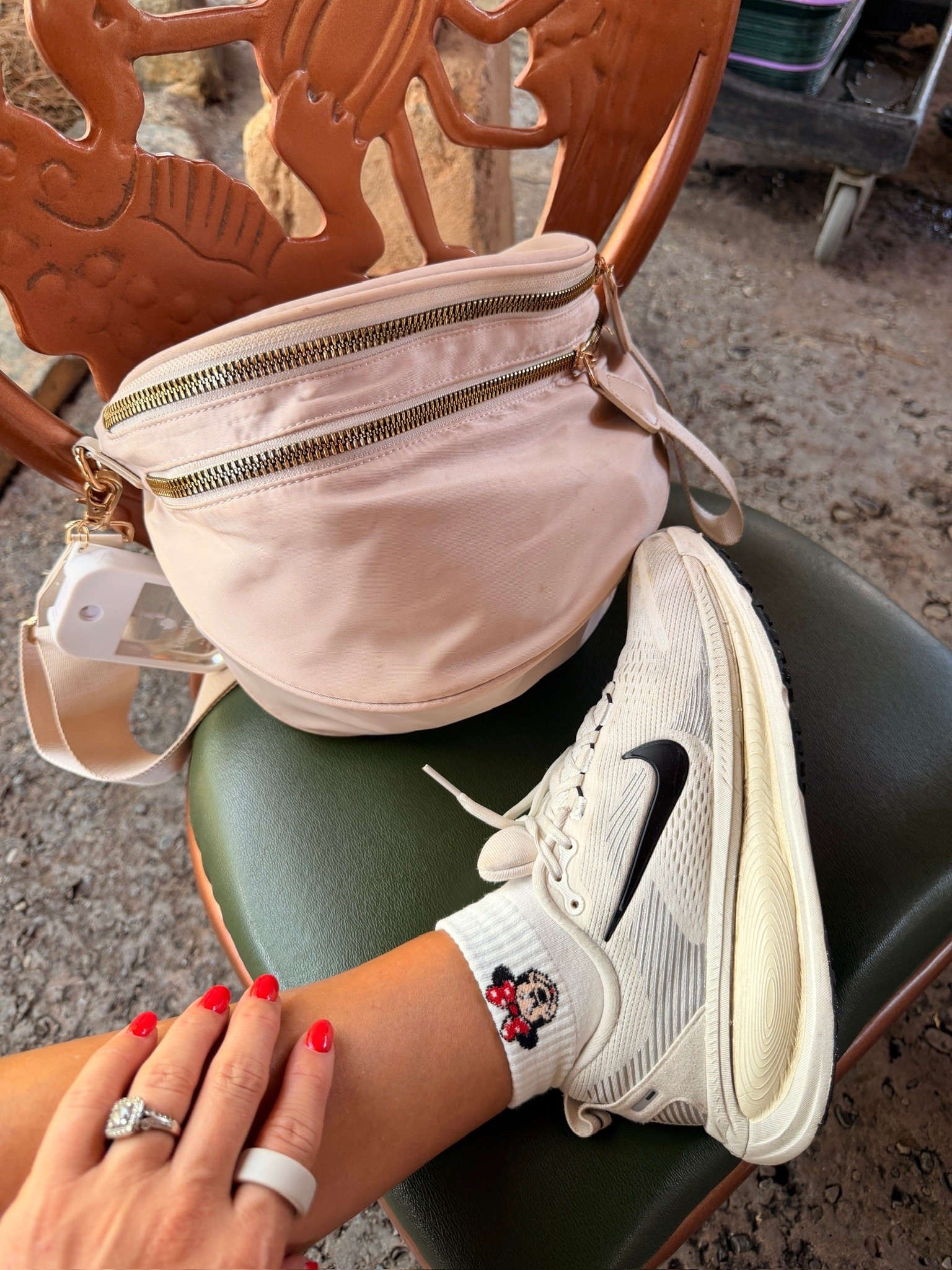 This Disney belt bag was the real MVP of the trip 🤍✨ held everything, stayed comfy all day, and made running around the parks so much easier. If you’re doing Disney soon… you need one 🙌 #disneystyle #disneyessentials #beltbag #disneytrip #disneyoutfit #parkday #disneyfashion #travelmusthaves