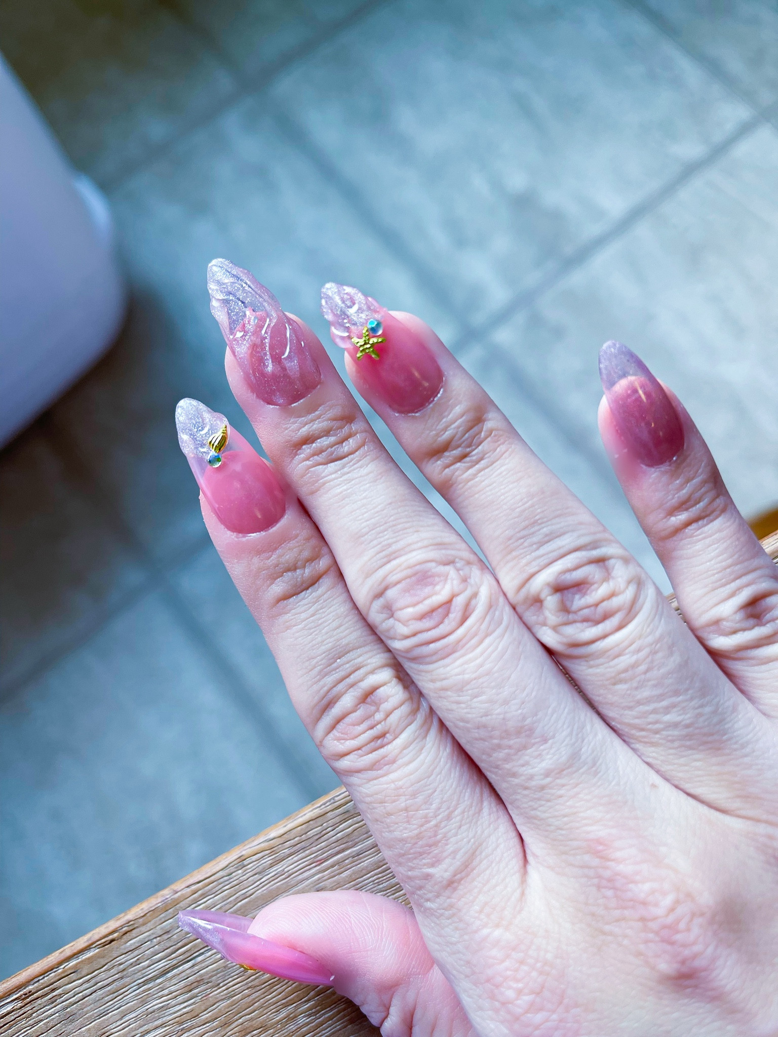 glitter polish is @zillabeau lily unicorn gel polish 💅🏼