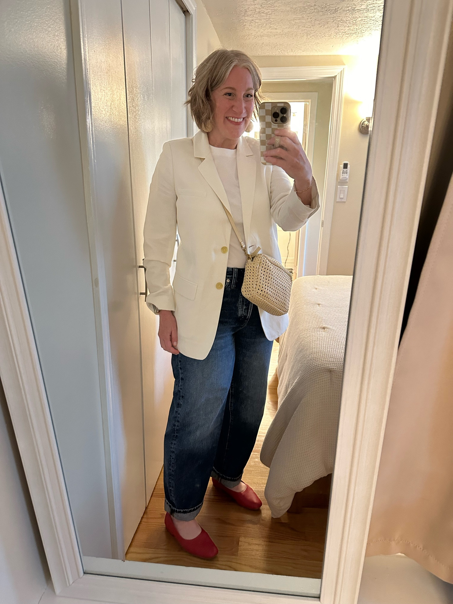 Today’s look🤍
Blazer (old) new version linked;
Tee (medium); Jeans (TTS), Flats (TTS)