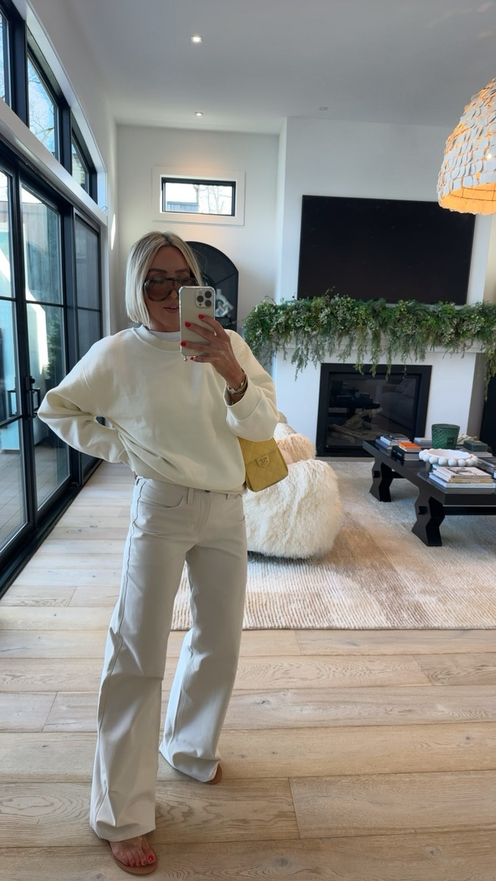 These lululemon pants are so good! Dress up or dress down 😍😍😍 so comfy yet elevated looking 