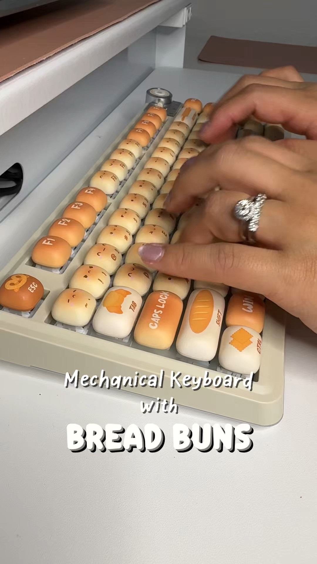 The CUTEST keycaps ever 🍞🥖😍
Get yourself a mechanical keyboard with these swappable keycaps ⌨️