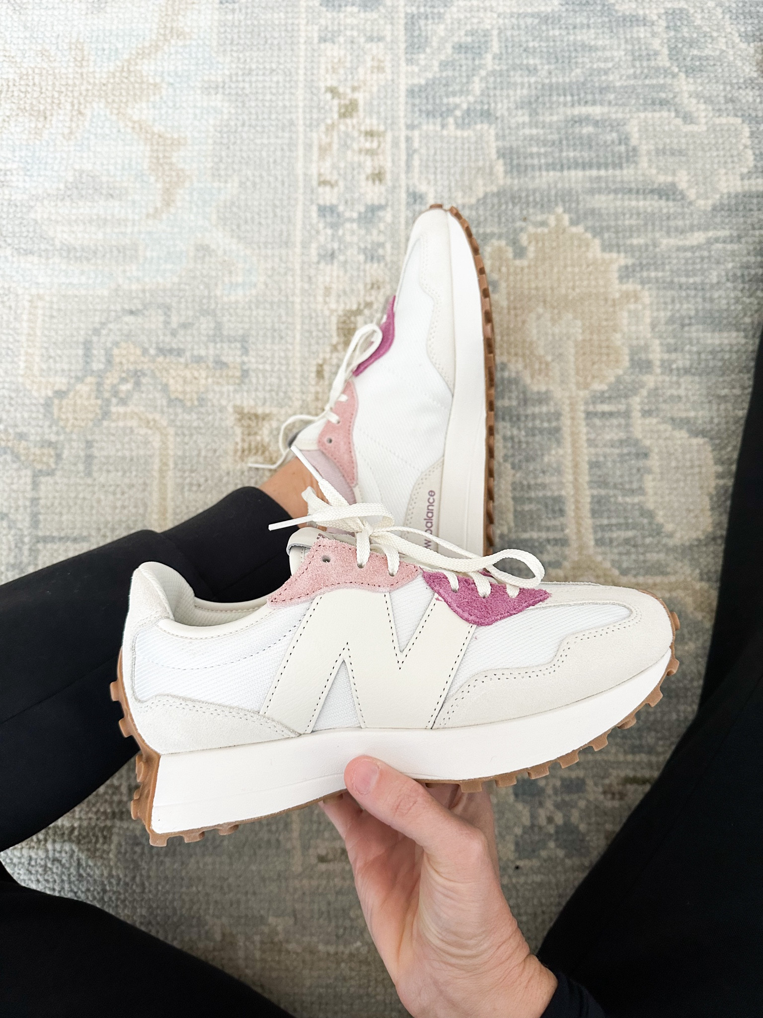 New Balance 327
Gift guide
Cute new sneakers and I love the colors! 
TTS - in stock! 


#LTKshoecrush #LTKGiftGuide