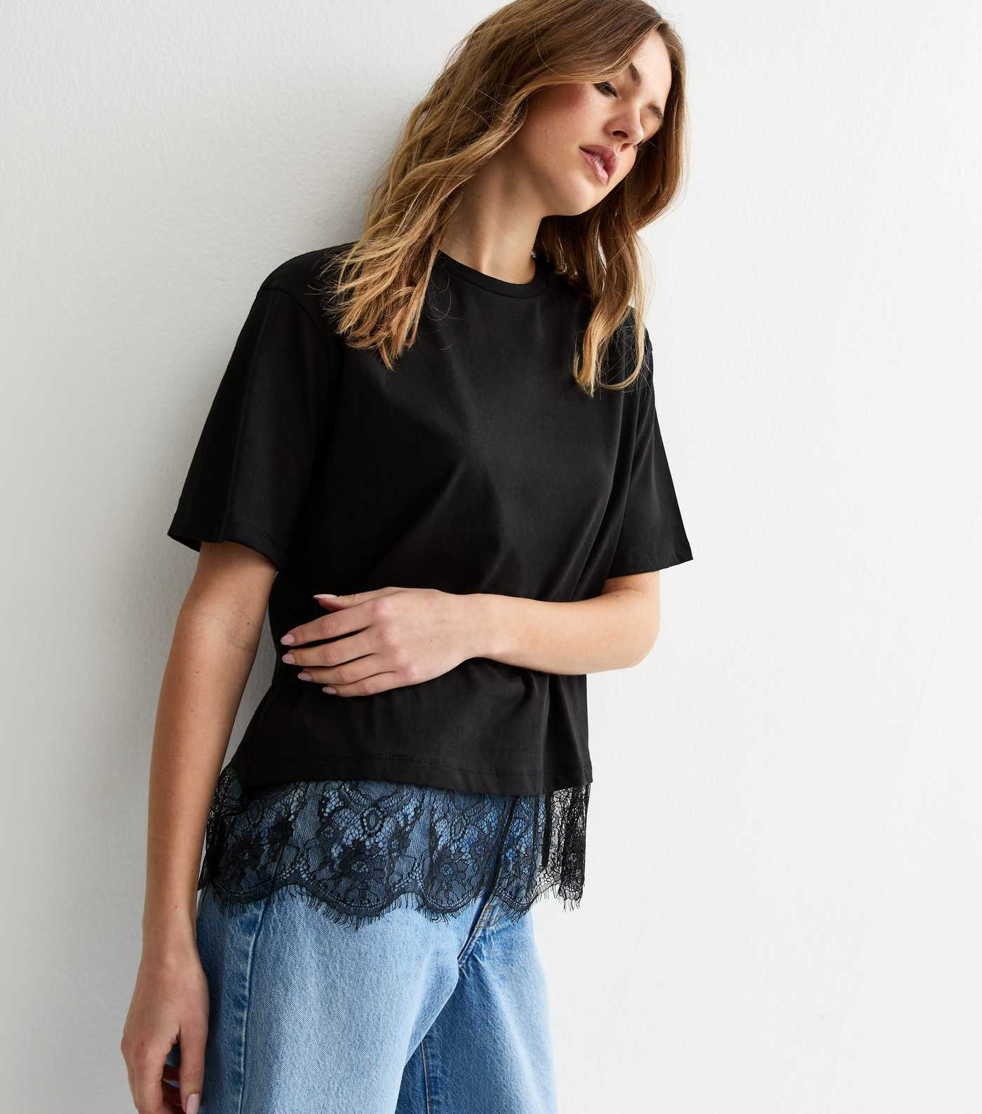 Black Lace Hem Boxy T-Shirt | New Look | New Look (UK)