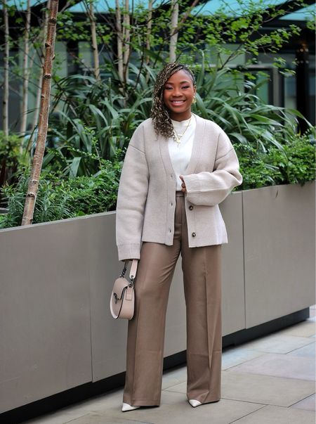Back with knits 🧶 but I’m not mad at it especially if it’s a fab cardigan like this. Love the heavyweight fabric and slightly nipped in waist style. Such a beaut piece 👌🏾