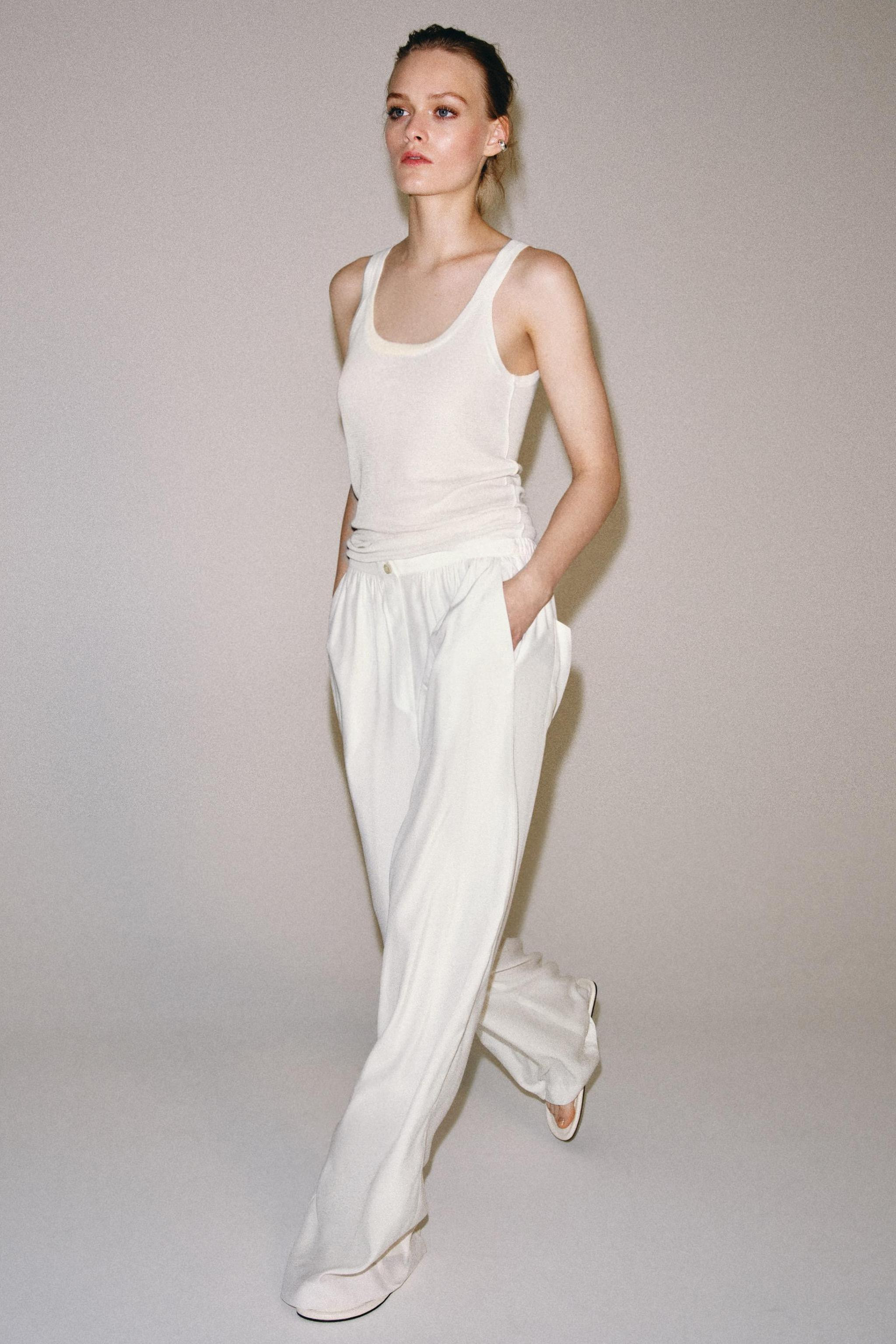 ZARA WOMAN COLLECTIONTrousers made from a viscose blend yarn. Mid-waist with an elasticated waist... | Zara UK