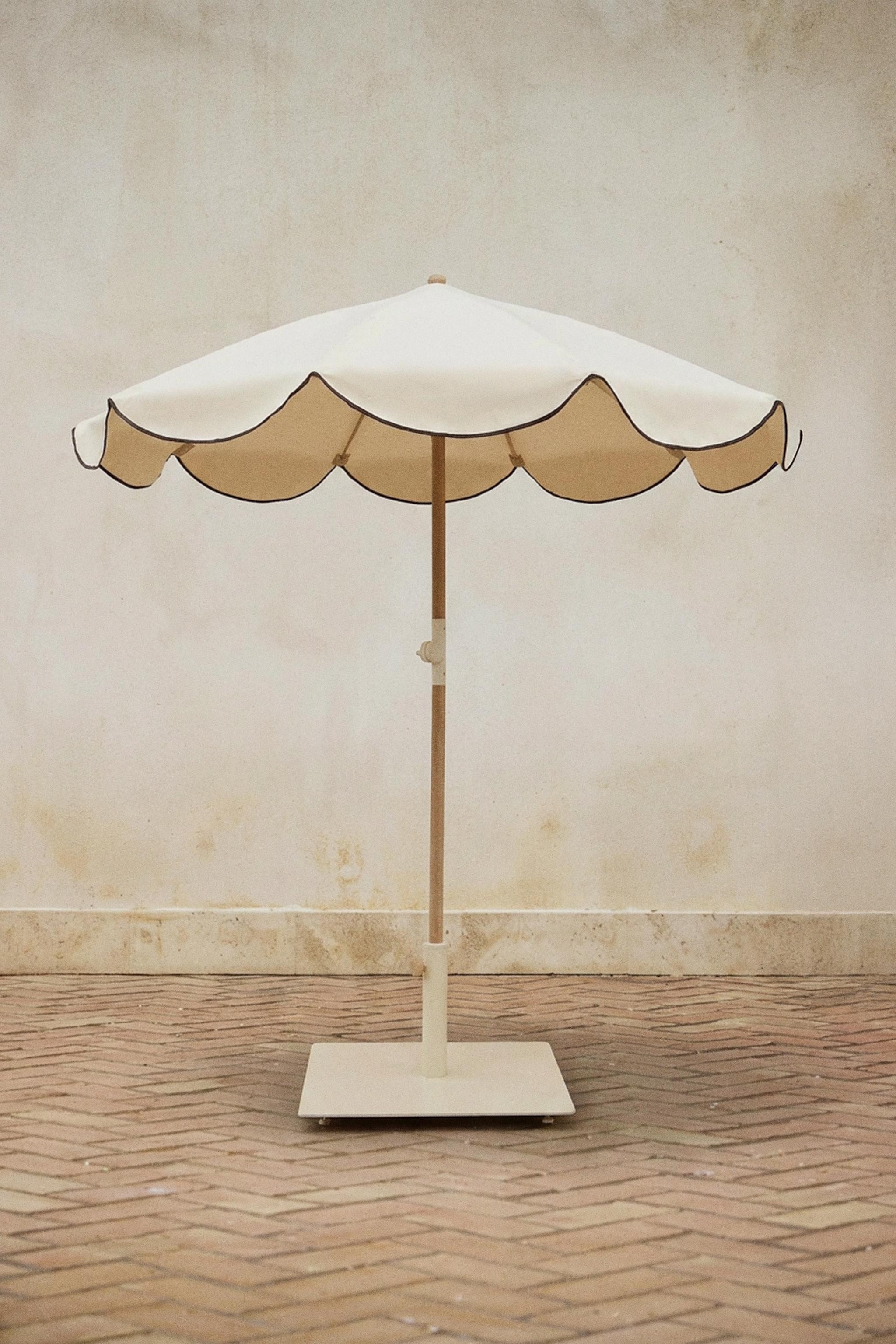 CONTRAST-EDGE BEACH UMBRELLA (ø 160CM) | Zara US