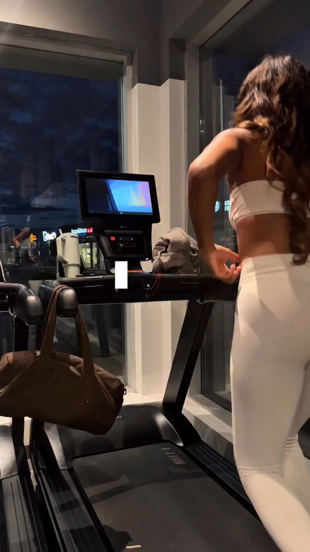 Psstttt lève toi, on s’en va au gym ! @anytimefitnesspierrefonds 

Pensez pas que je vais au gym aussi tôt à tous les jours aahahaha , j’arrivais plus à dormir, alors au lieux de scroll sur mon cell dans mon lit, ben j’ai scroll sure le tapis roulant😅

Anyways Happy Friday gang ! #montreal #montrealcontentcreator #canadiancontentcreator #montrealinfluencers #gym #gymreels #gymworkout #workout #abworkout