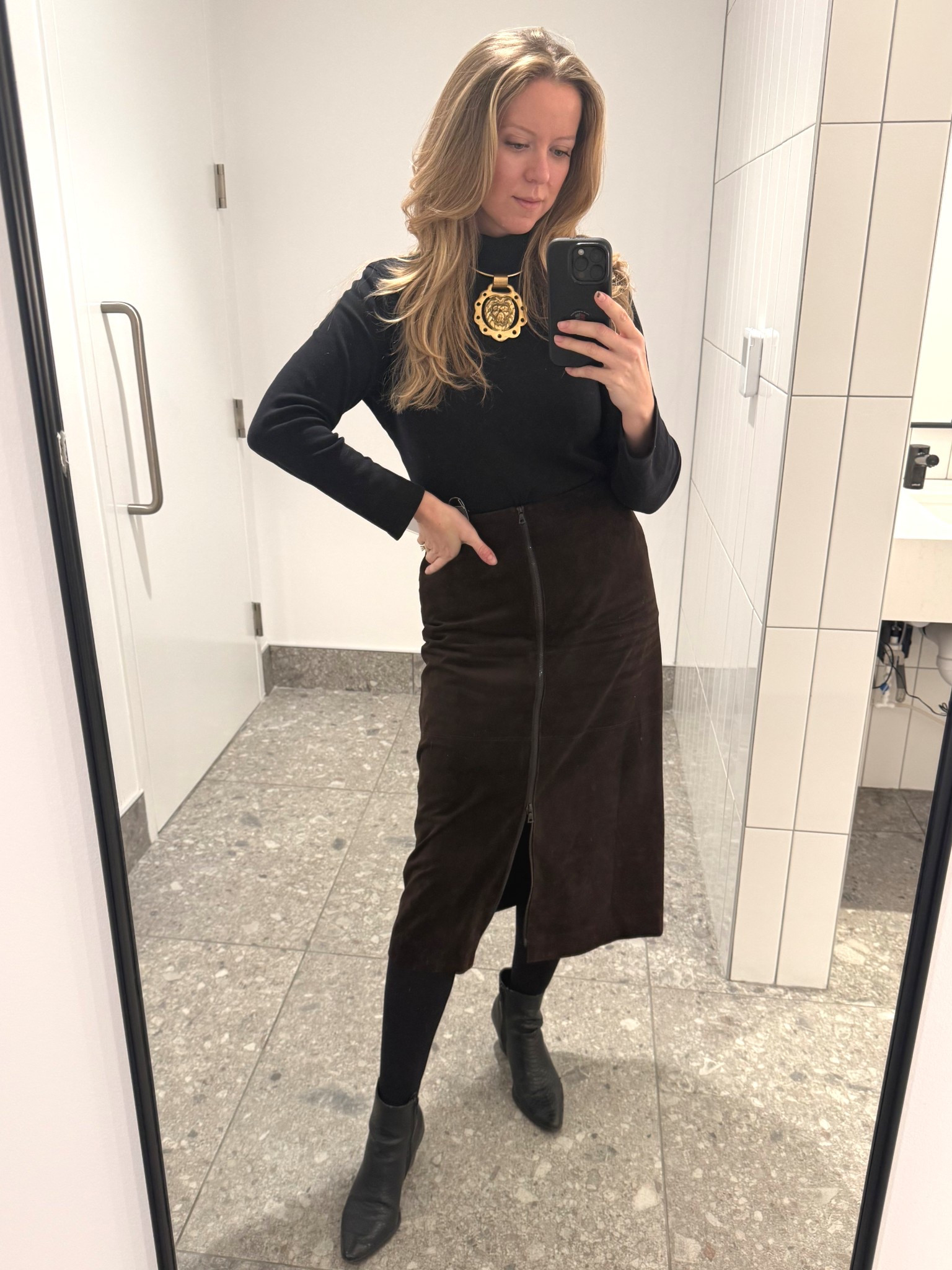 Black & Brown forever

Vintage suede front zip midi skirt
Vintage Allison lion collar necklace 



#LTKootd