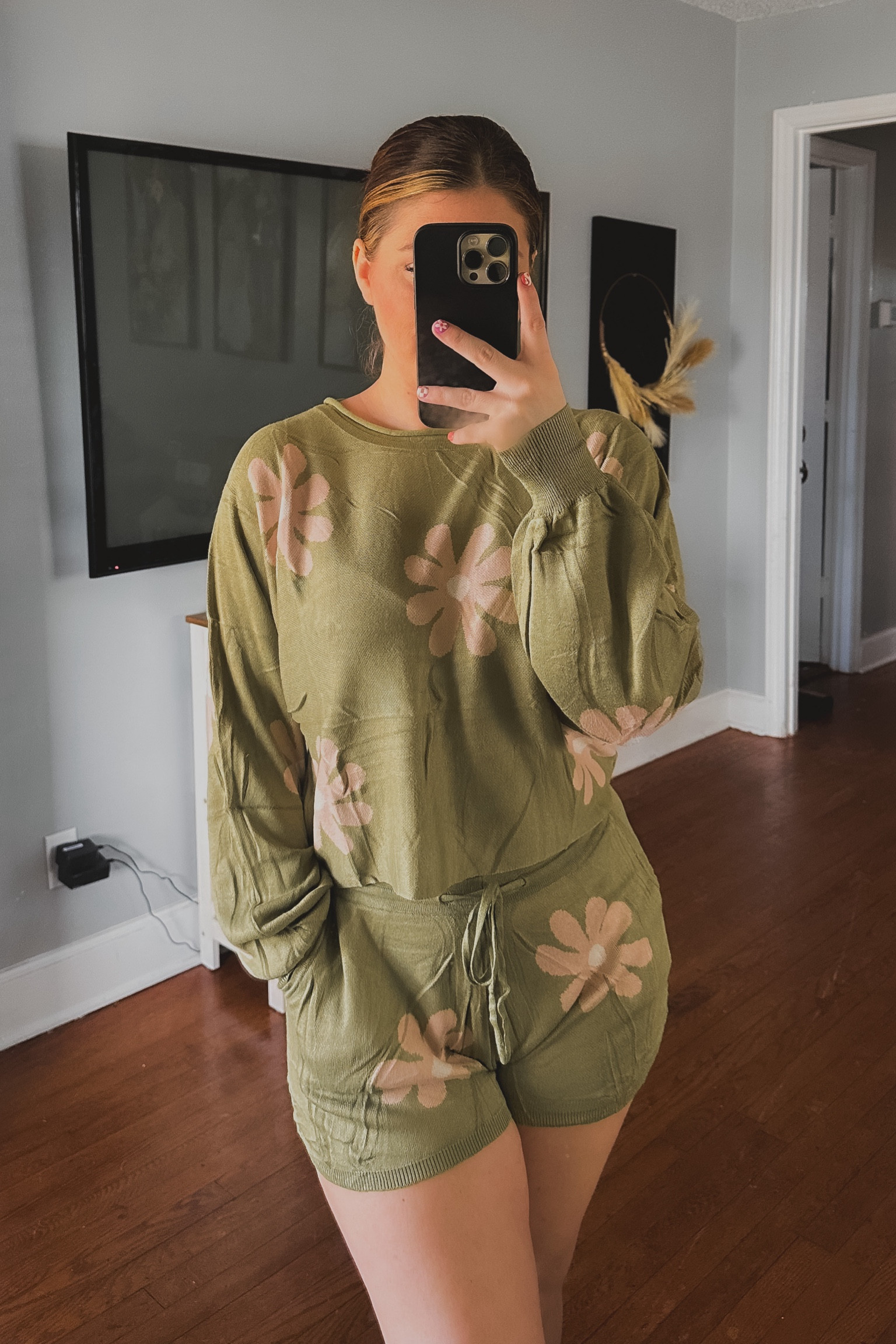 Such a cute lounge set, I'm wearing a medium! 

#LTKfindsunder50 #LTKmidsize #LTKSeasonal
