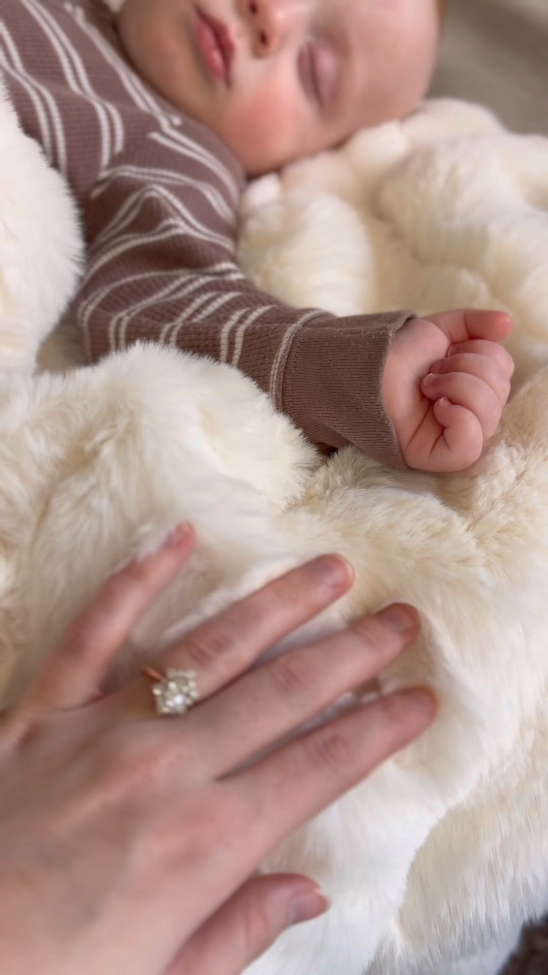 A slow winter morning filled with warm chai tea, cozy blankets, and quiet family moments. 

This season is all about intentional comfort 🫶🏼 creating a calm, luxurious space that invites you to slow down and savor softness 🧸

#Nomari #LittleGiraffe #MorningRoutine #SoftBlanket #Home #Family #Cozy #Motherhood #GiftGuide #Calm 


#LTKmorningroutine #LTKvlog #LTKGiftGuide