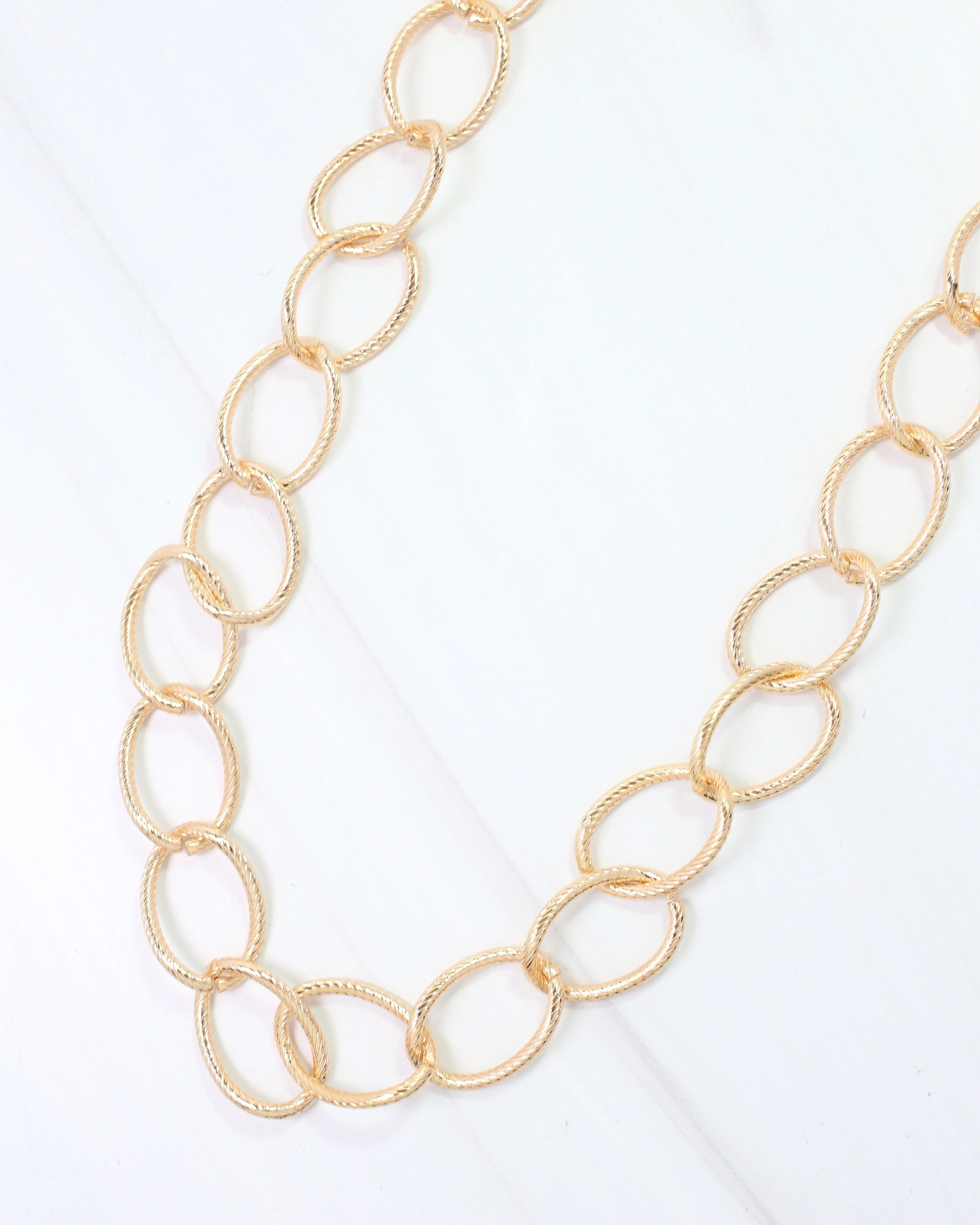 Greenwich Textured Oval Chain Necklace GOLD | Caroline Hill