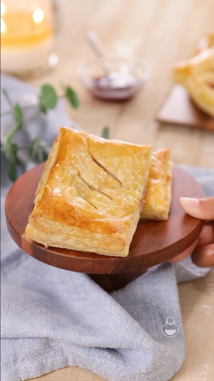 Add this to your Mothers Day Brunch along with some freshly brewed coffee! Pastelitos de Guayaba y Queso (Guava and Cheese Puffs) are a must for breakfast. It’s the perfect sweet treat that reminds me of a Hispanic bakery. And they’re insanely easy to make! How many are you having? 
.
.
.
#pastelitos #mothersdaybrunch #breakfastdelights